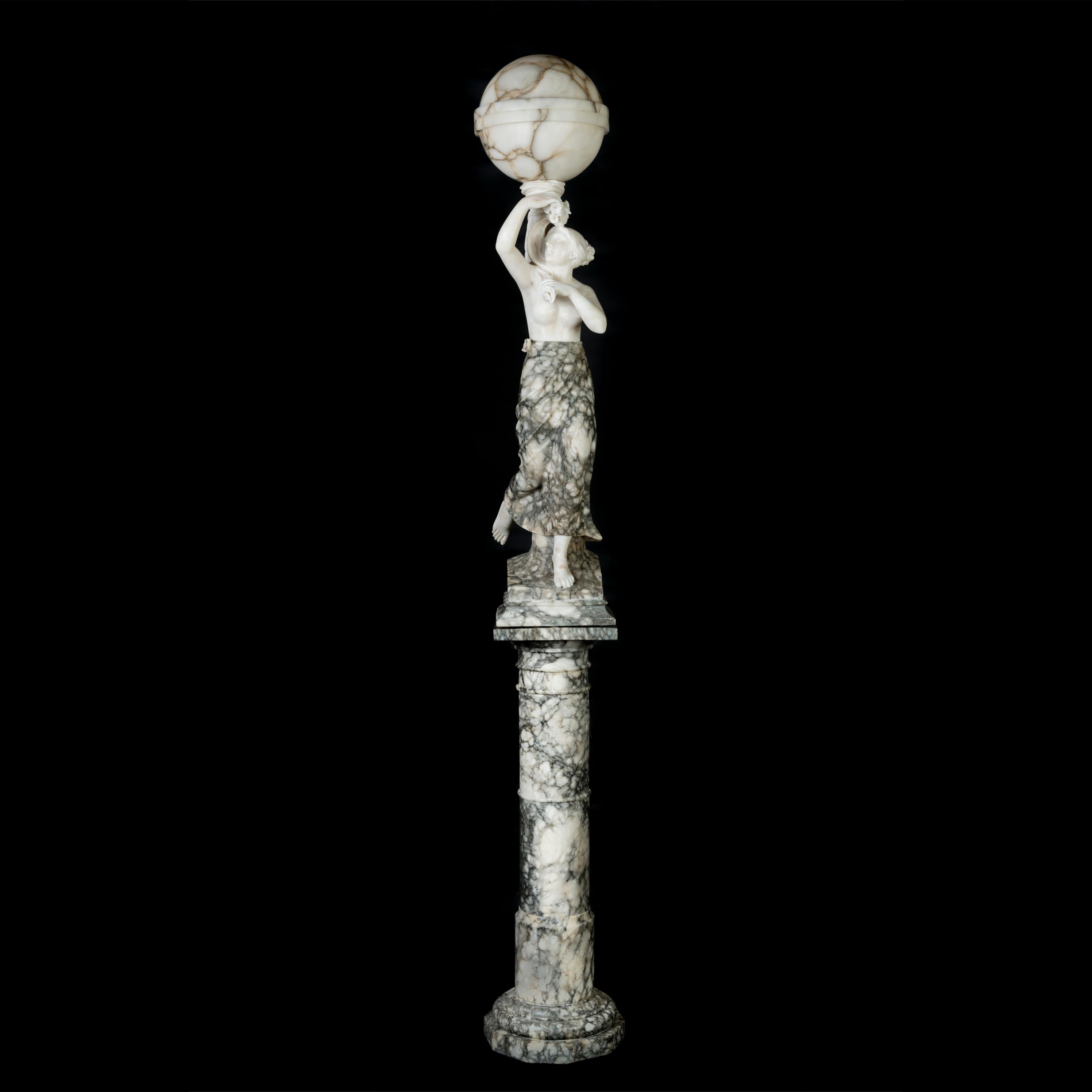 Italiano Lampada da terra italiana in alabastro intagliato dei primi del Novecento in vendita