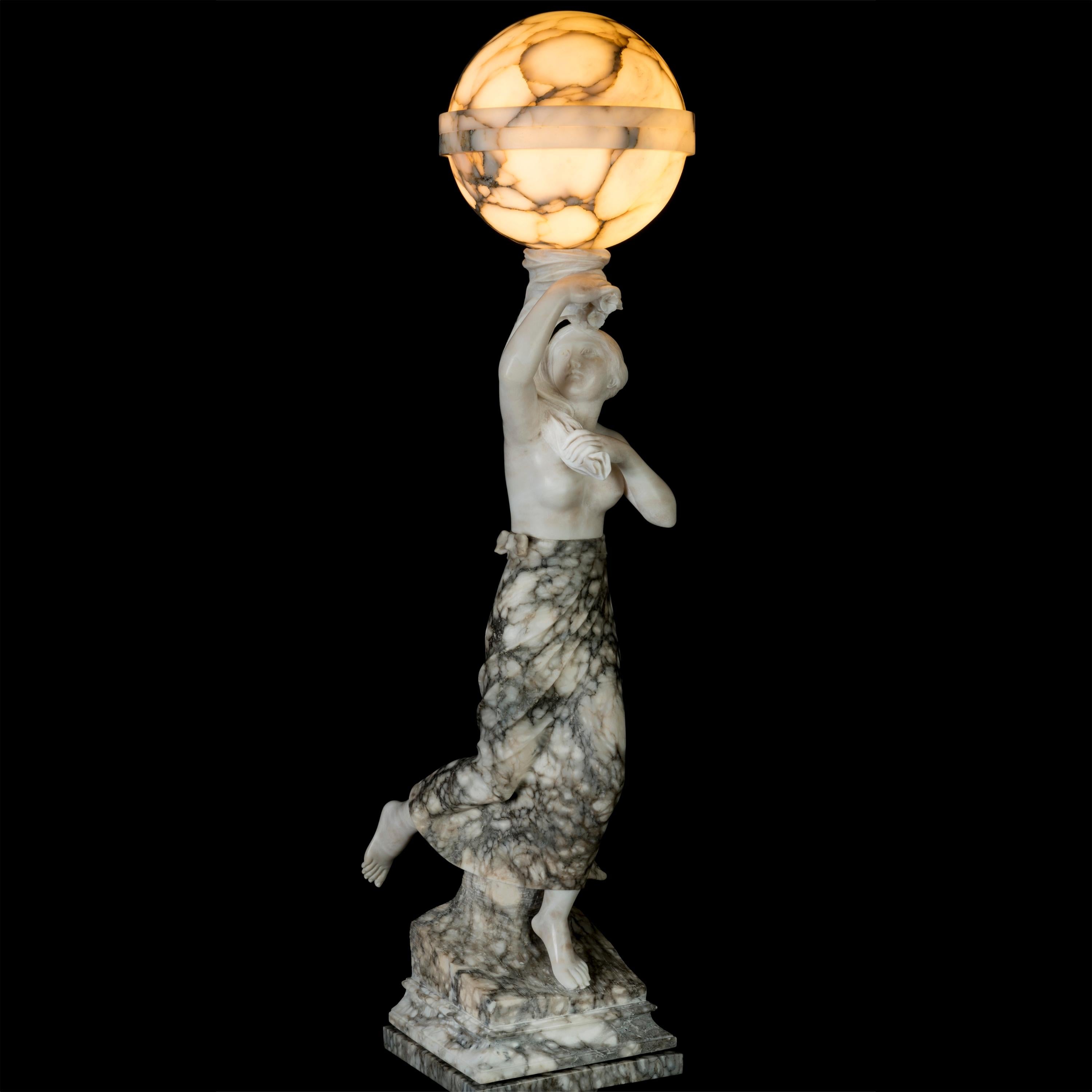Lampada da terra italiana in alabastro intagliato dei primi del Novecento In condizioni buone in vendita a London, GB
