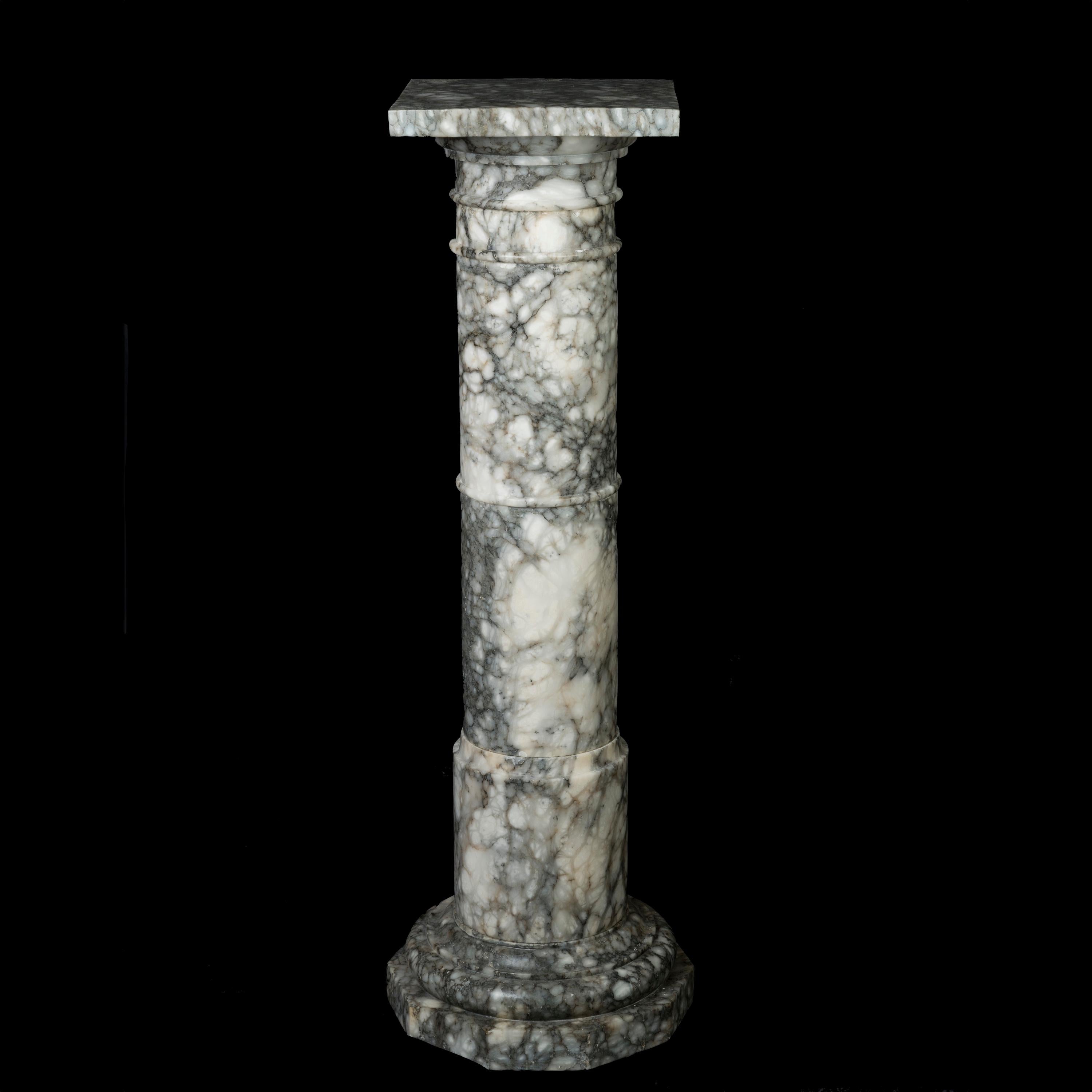 XX secolo Lampada da terra italiana in alabastro intagliato dei primi del Novecento in vendita