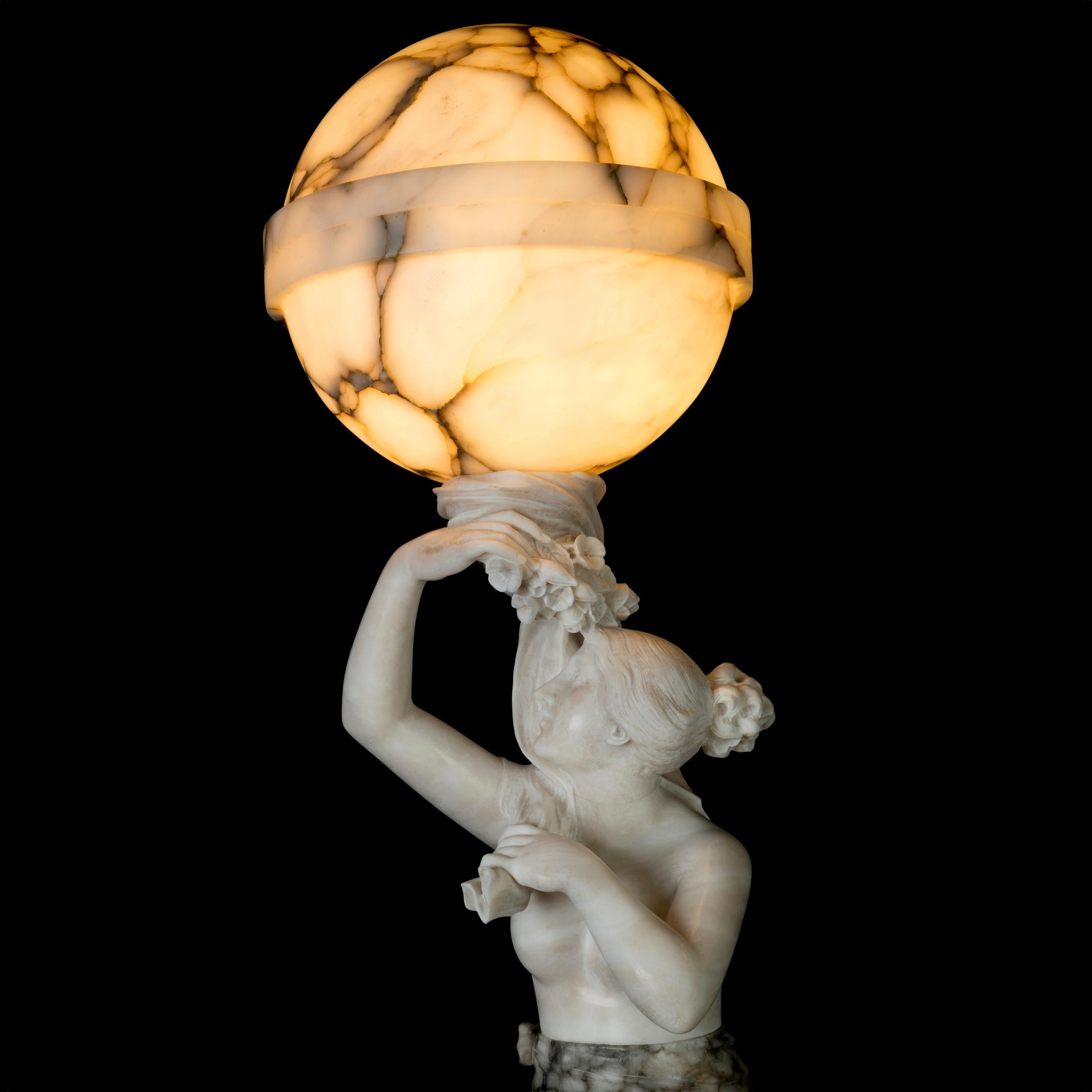 Lampada da terra italiana in alabastro intagliato dei primi del Novecento in vendita 1