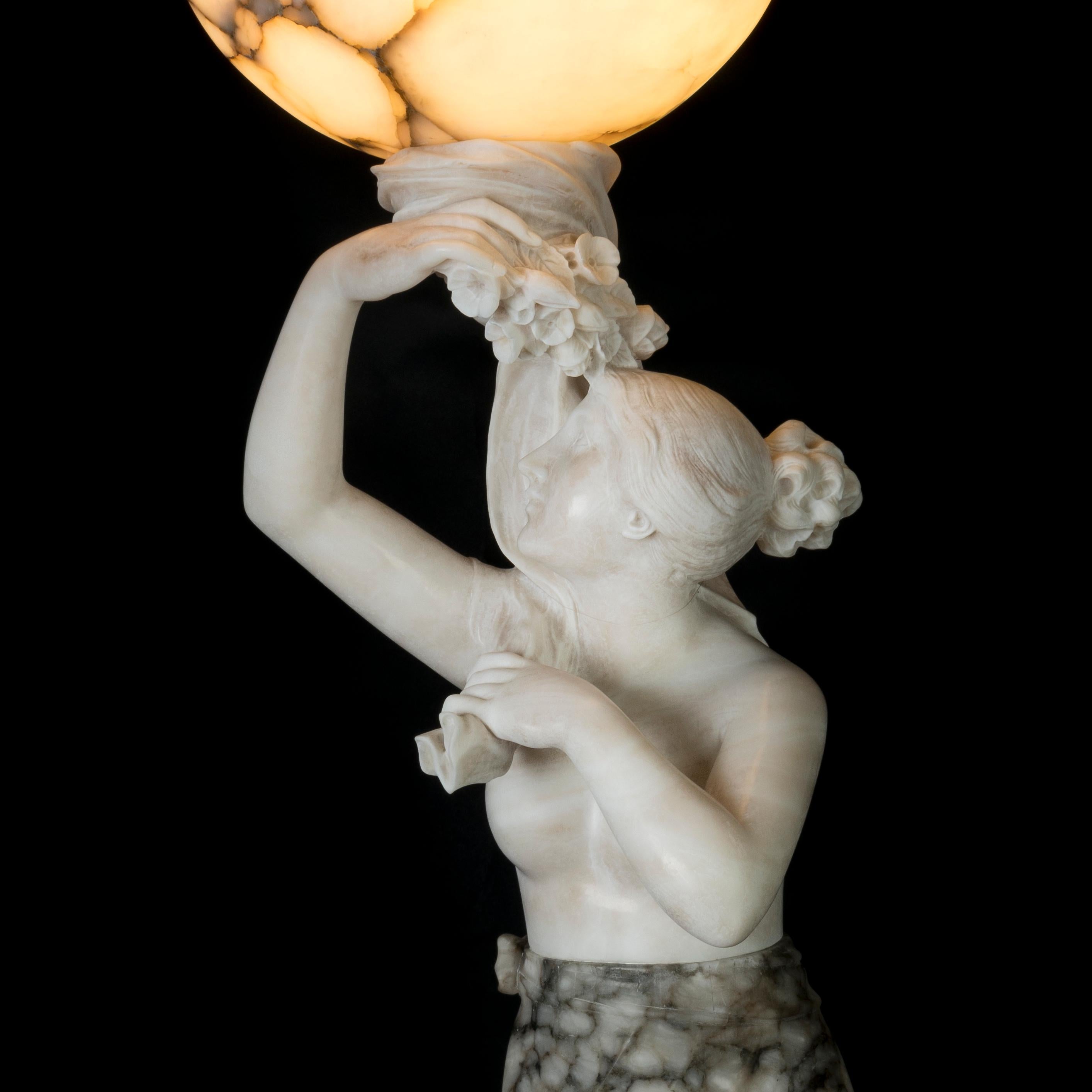 Lampada da terra italiana in alabastro intagliato dei primi del Novecento in vendita 2