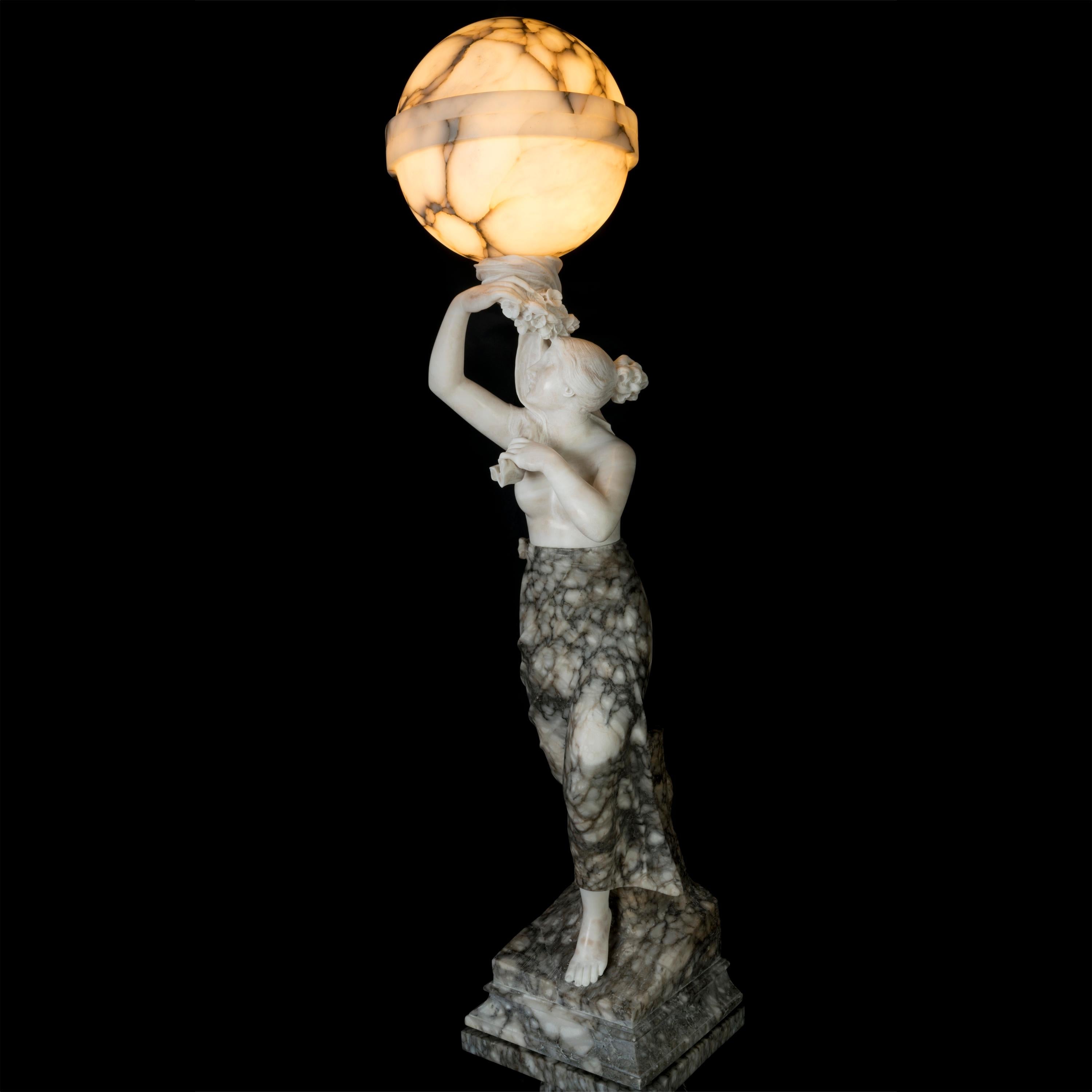 Lampada da terra italiana in alabastro intagliato dei primi del Novecento in vendita 3