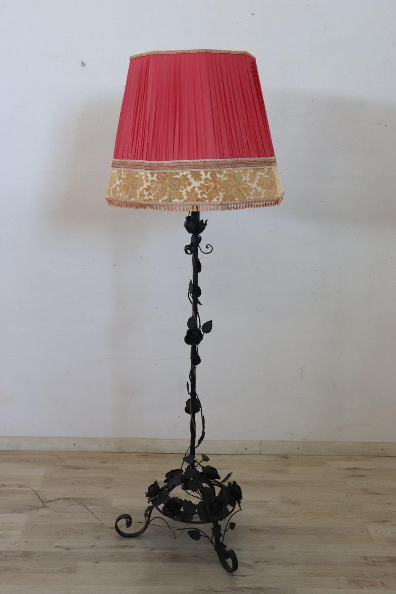 Early 20th Century Italian Art Nouveau Iron Floor Lamp In Good Condition For Sale In Casale Monferrato, IT
