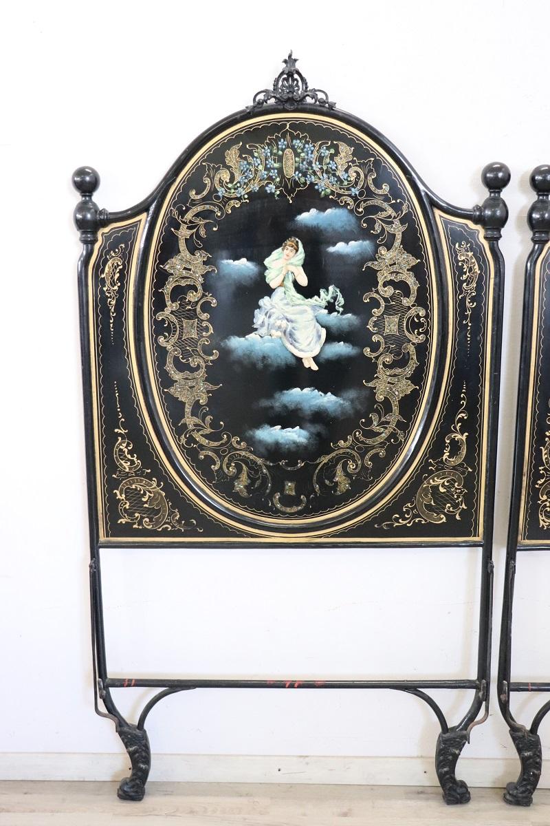 Nous vous proposons cette rare et fantastique paire de lits simples italiens en fer, fabriqués au début du 20e siècle pendant la période de l'Art nouveau.

Les lits sont dotés d'un cadre en fer noir. La décoration élaborée et raffinée, peinte à la