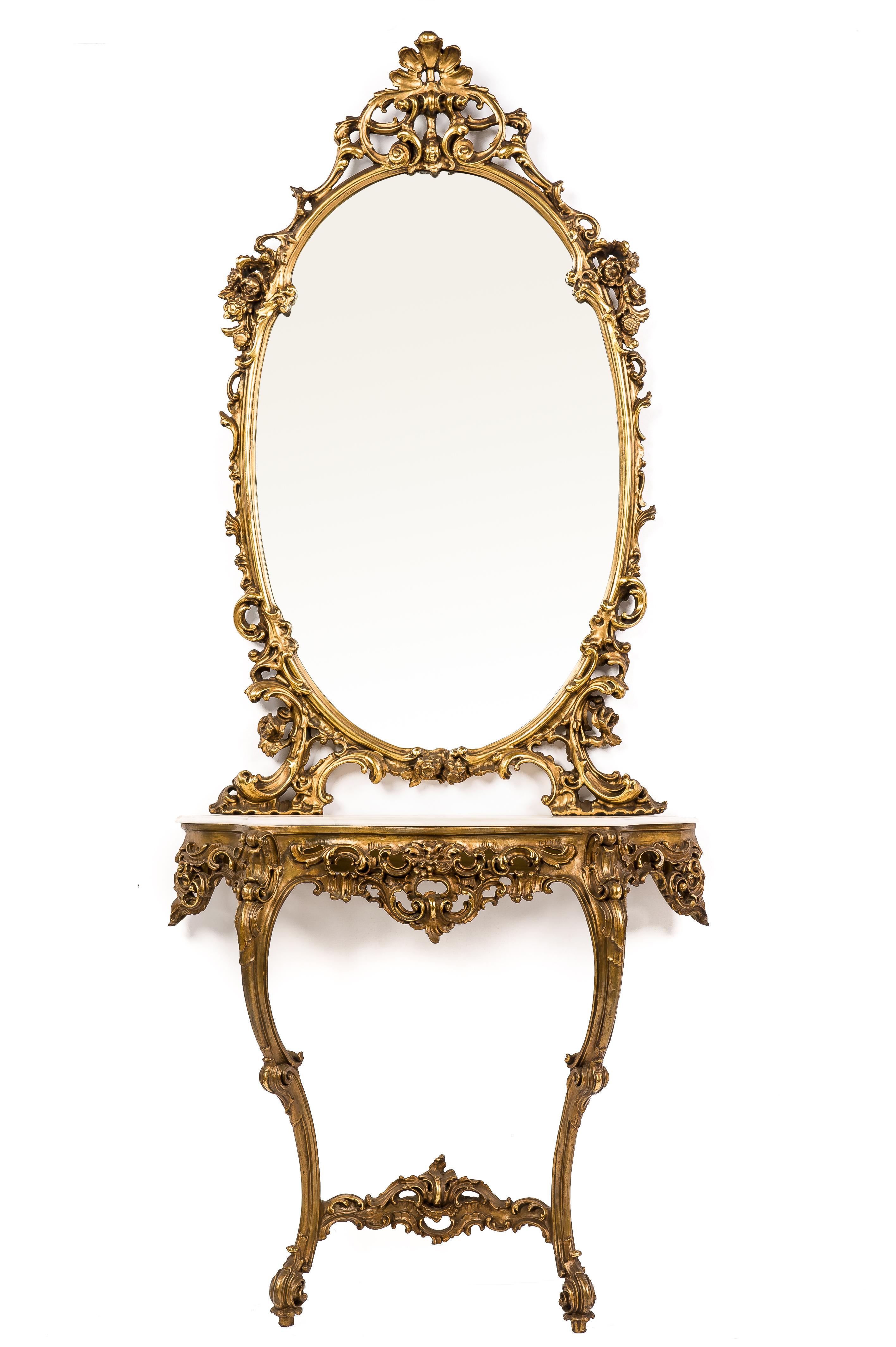 Dieser äußerst dekorative Konsolentisch mit ovalem Spiegel stammt aus dem Italien des frühen 20. Jahrhunderts. Der geschnitzte Holztisch und der Spiegelrahmen waren mit zarten Blumen, Akanthus-, Muschel- und Schneckenmotiven verziert. Das