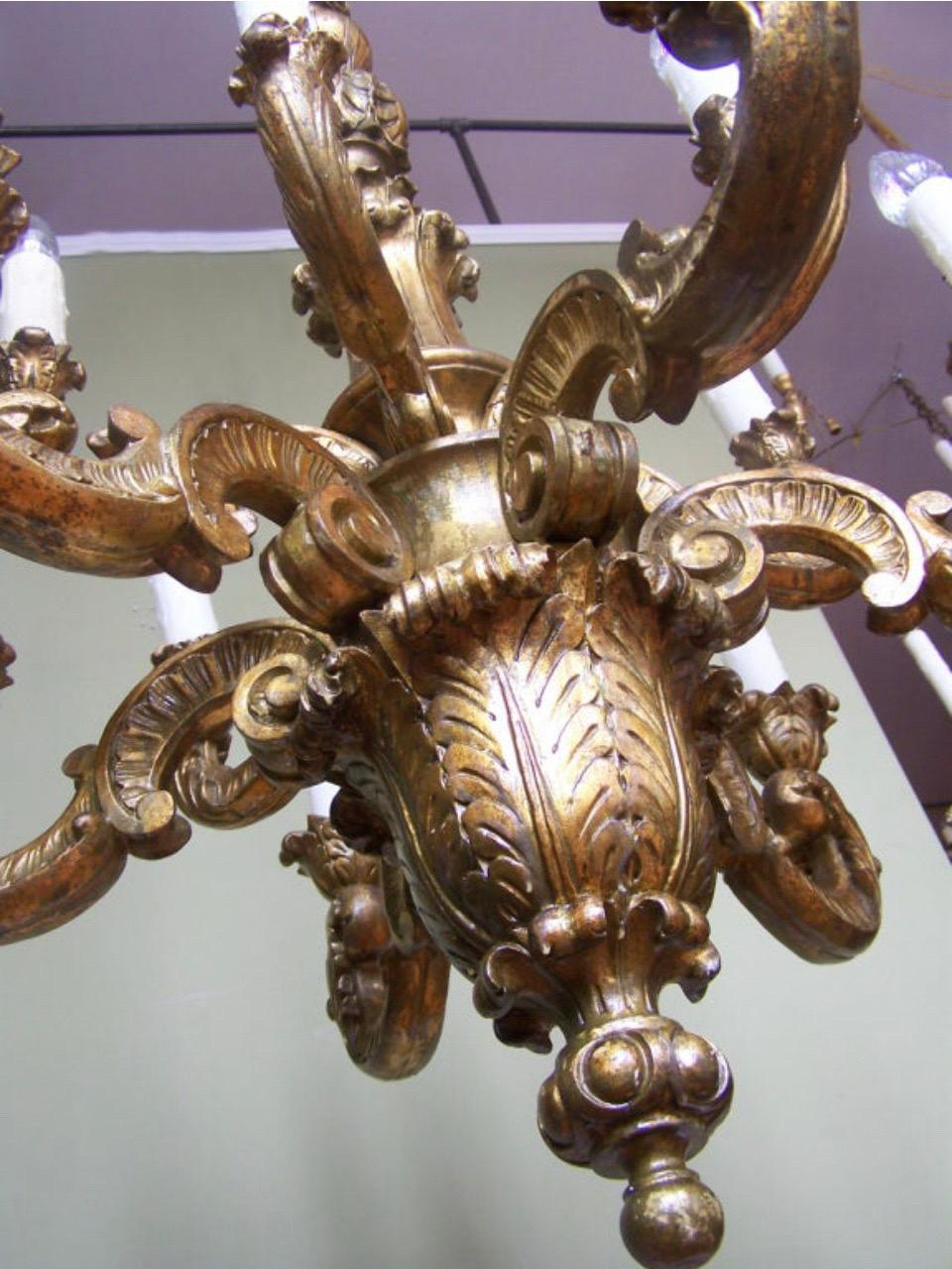 Baroque Lustre baroque italien en bois doré du début du XXe siècle en vente