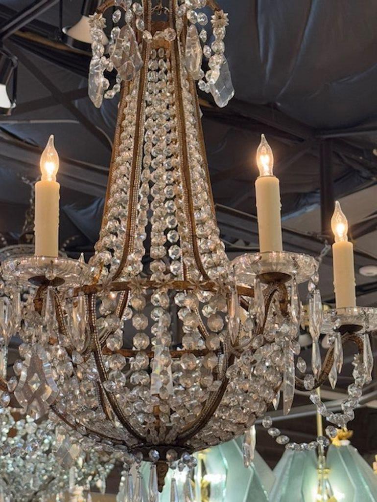 Fabriqué avec précision, ce lustre italien en cristal perlé en forme de panier du début du XXe siècle témoigne de l'élégance intemporelle de l'éclairage vintage. La pièce présente un design perlé complexe, captant et reflétant la lumière pour créer