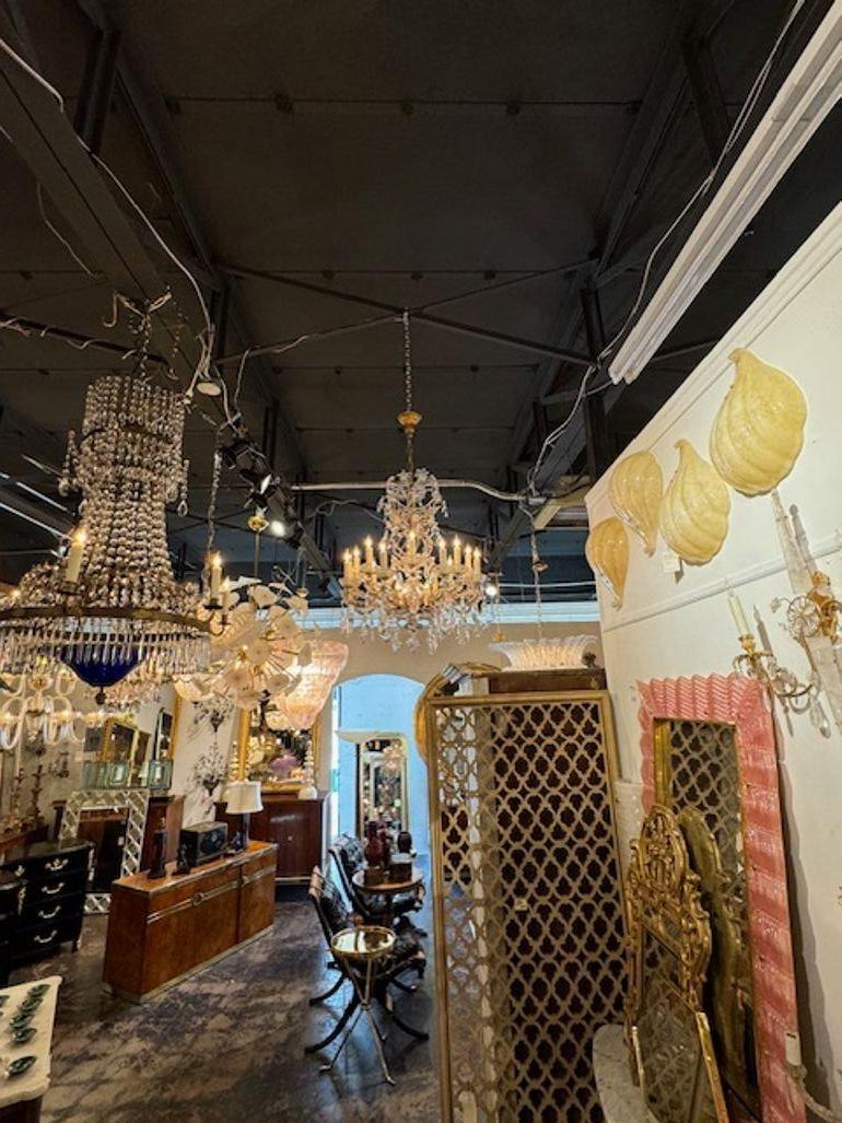 Raffinato lampadario italiano in perline e cristallo dei primi del Novecento. Caratterizzato da grandi e bellissimi cristalli e da fiori nella parte superiore. Bella anche la scala e la forma. Così elegante!!! Circa 1920
32hx 24w