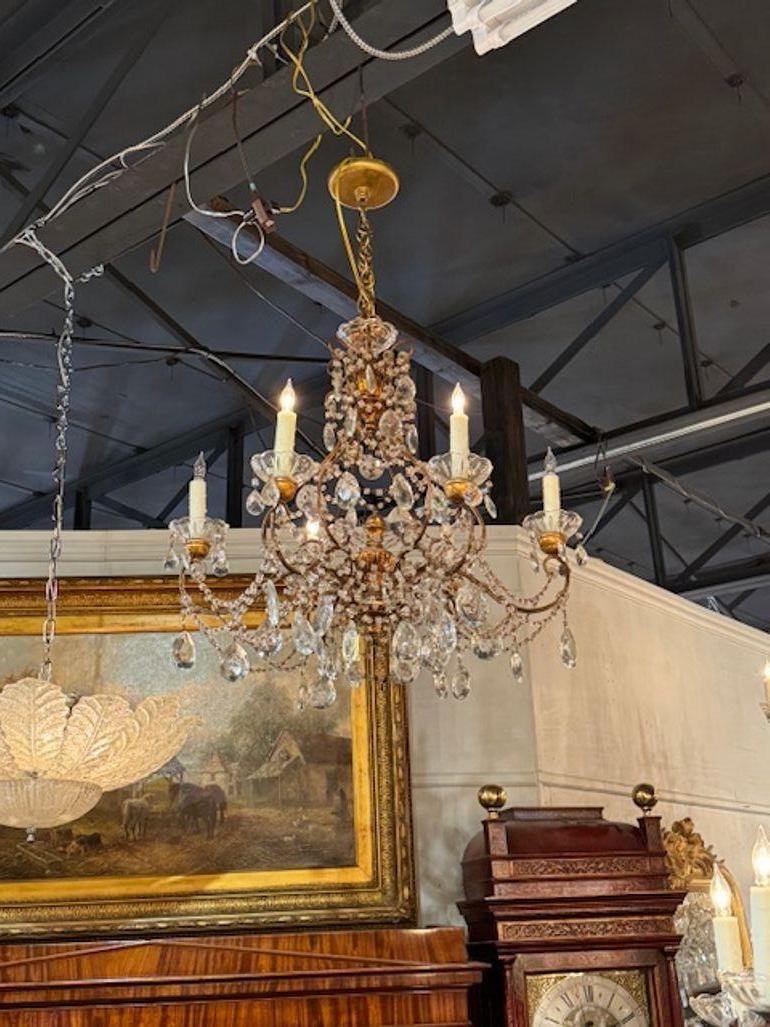Bellissimo lampadario tradizionale italiano antico con perline e cristalli e legno dorato di tole. Fa una dichiarazione elegante. Circa 1920.
27h x 27w