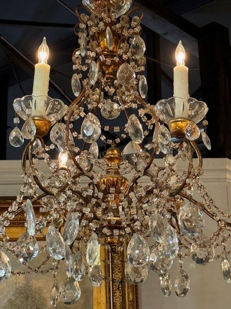 Lampadario in legno dorato con perline e cristalli del primo Novecento italiano In condizioni buone in vendita a Dallas, TX