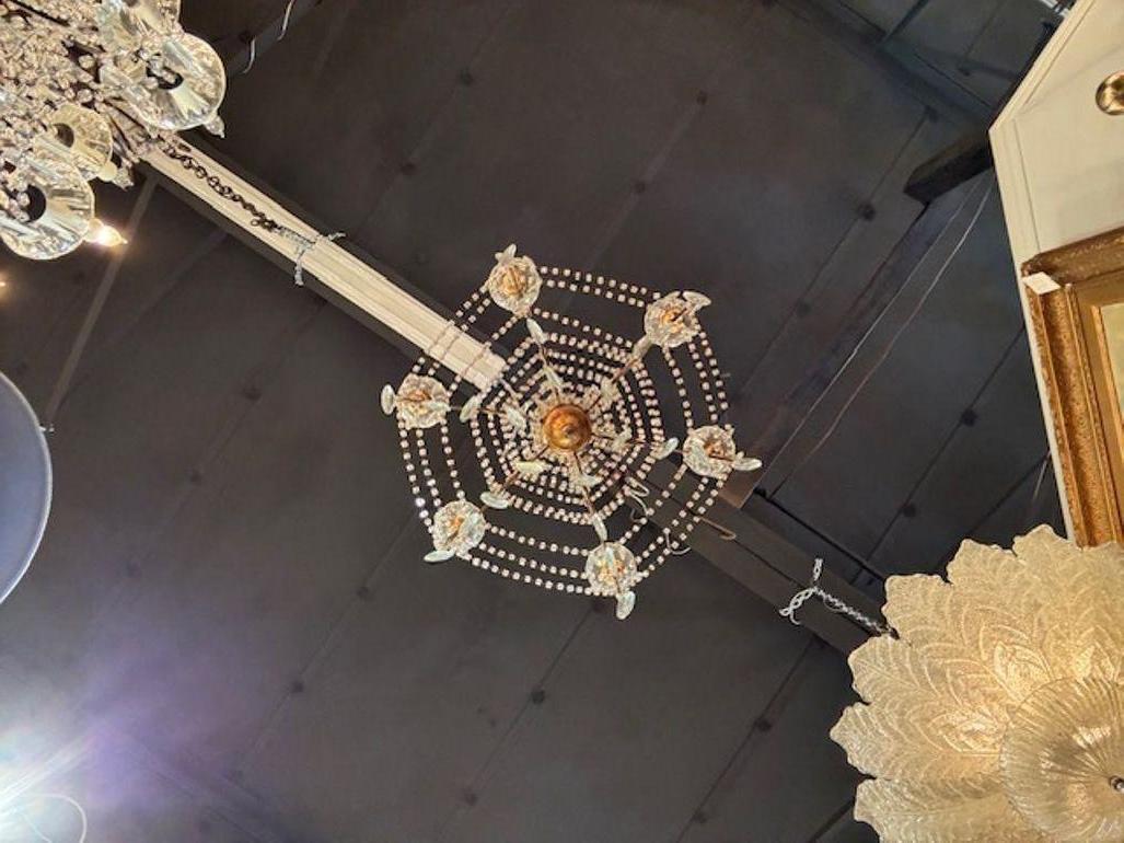 Cristallo Lampadario in legno dorato con perline e cristalli del primo Novecento italiano in vendita