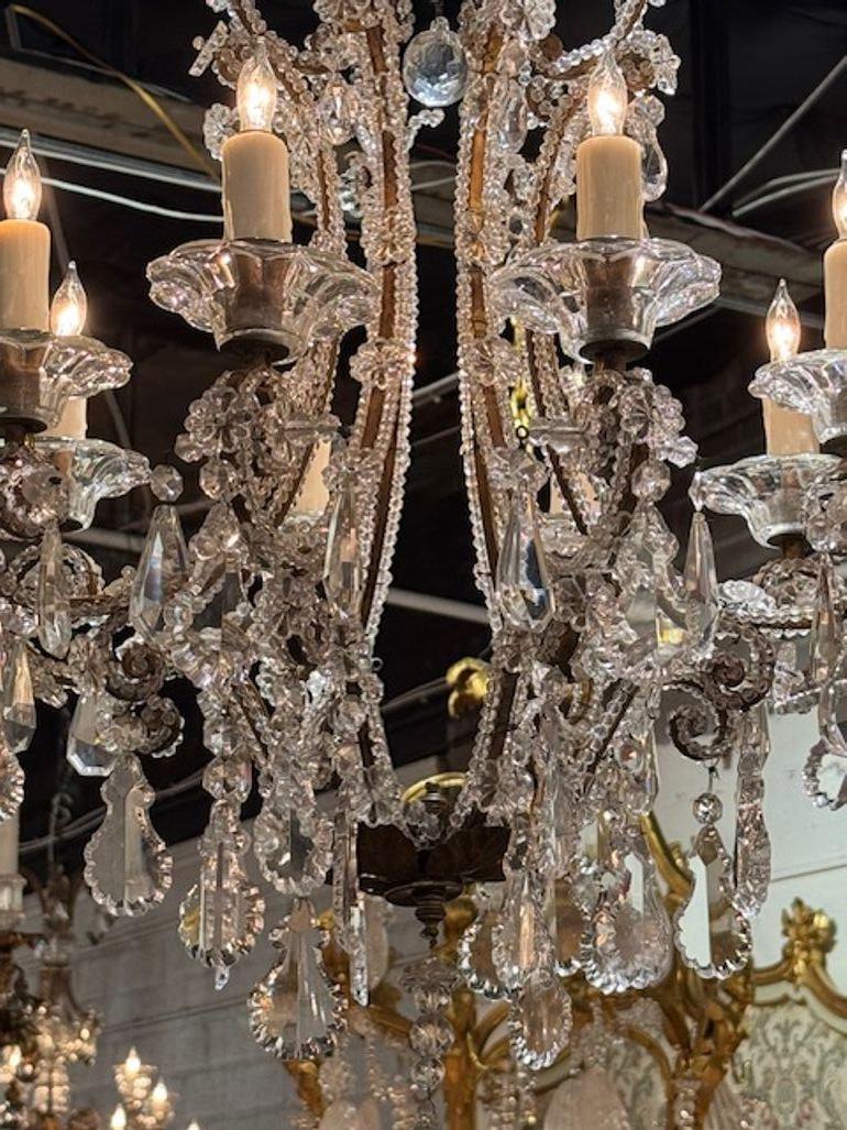 Questo lampadario di perline italiano dei primi del Novecento emana eleganza e raffinatezza. Con un'intricata lavorazione di perline e un design senza tempo, questo pezzo dona un tocco di fascino antico a qualsiasi spazio. Perfetto per aggiungere un
