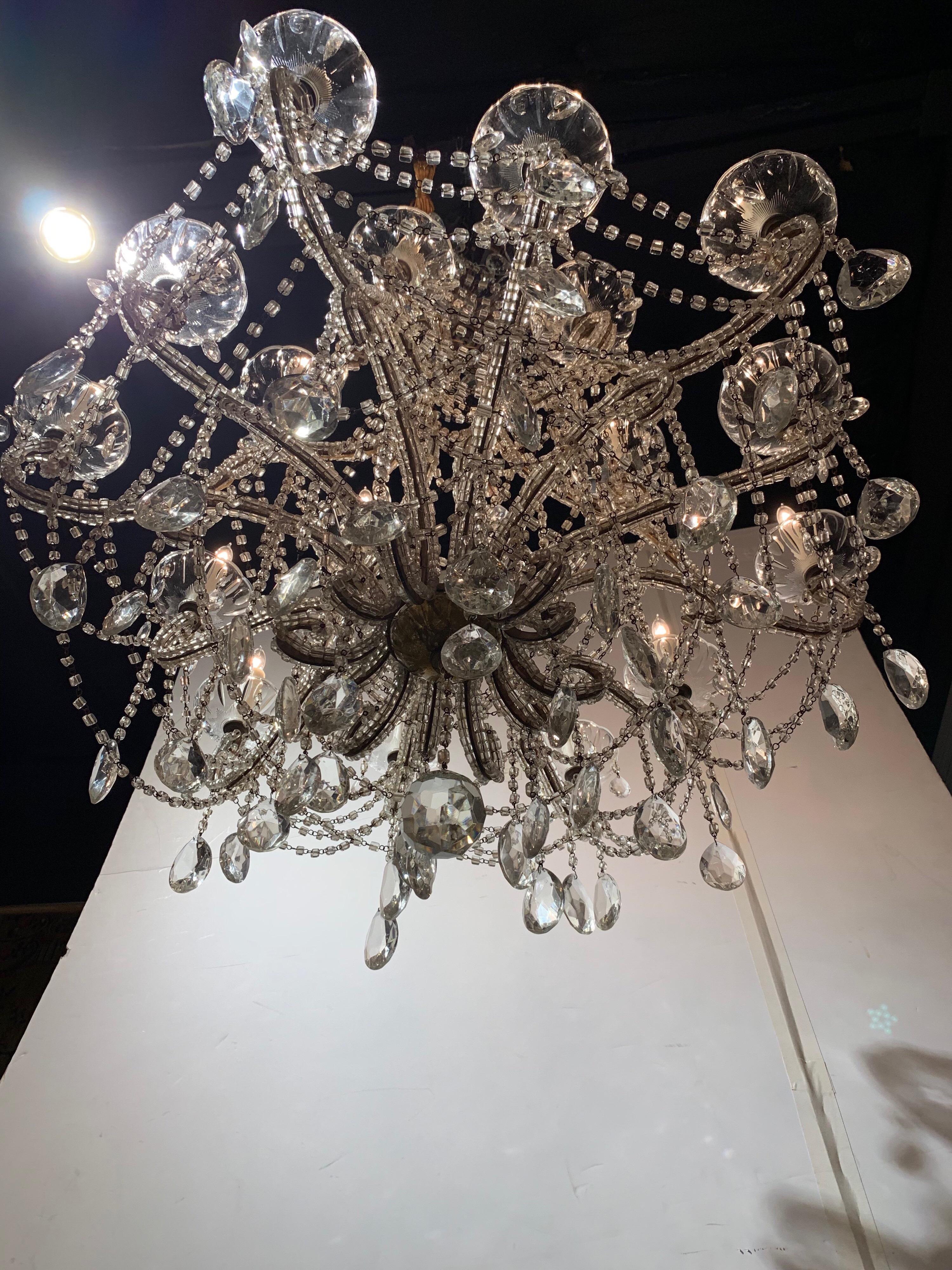 Early 20th Century Italian Beaded Crystal 18-Light Chandelier In Good Condition In Dallas, TX