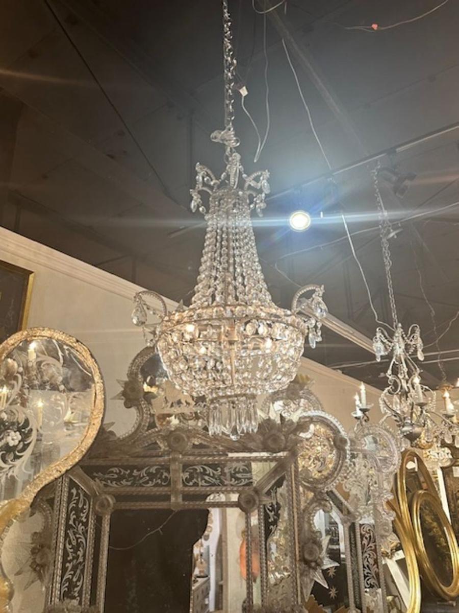 Magnifique lustre en cristal de panier italien du début du 20e siècle. Une beauté étincelante pour un look classique !