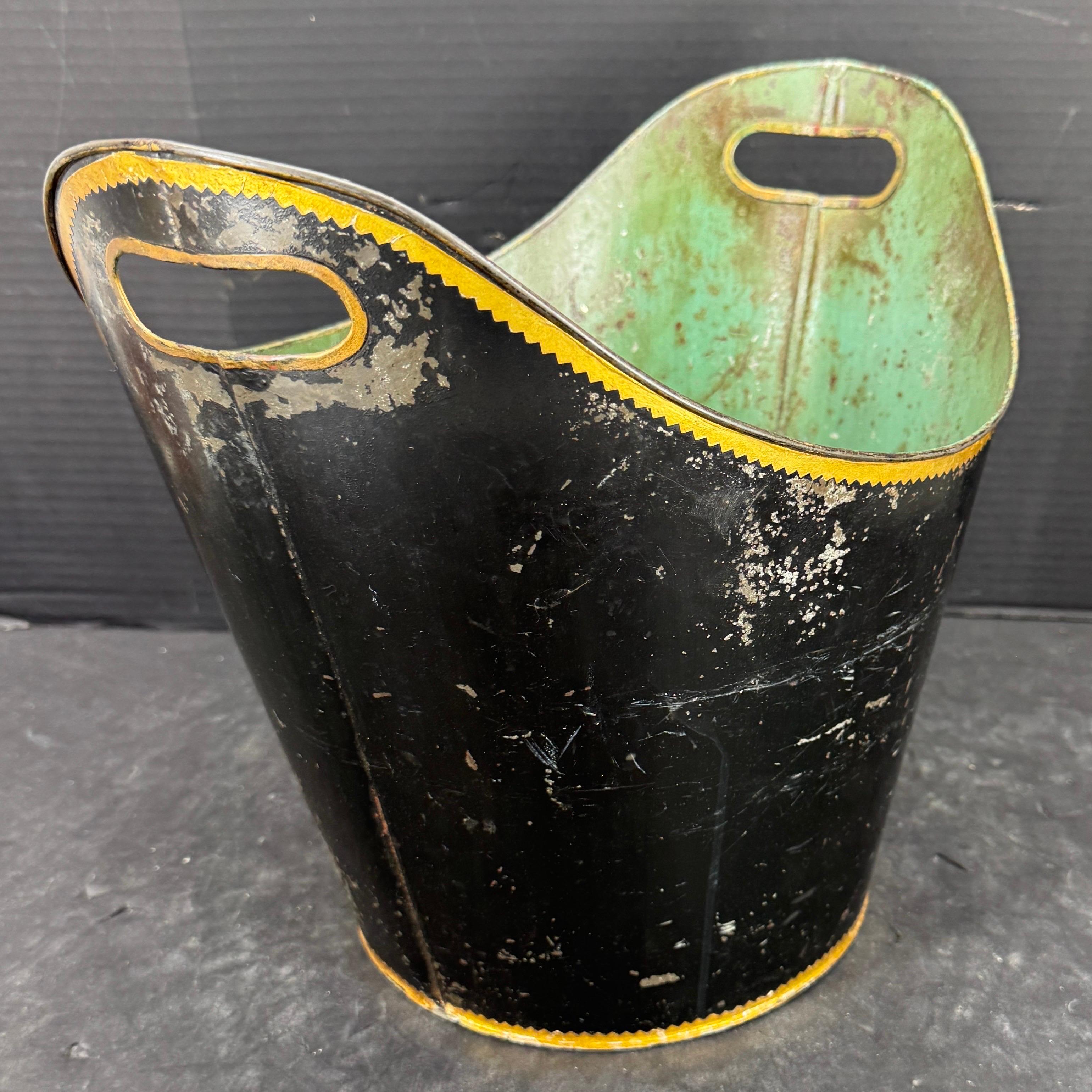 Secchiello in toleware nero dei primi del '900 italiano Contenitore per cestino In condizioni buone in vendita a Haddonfield, NJ