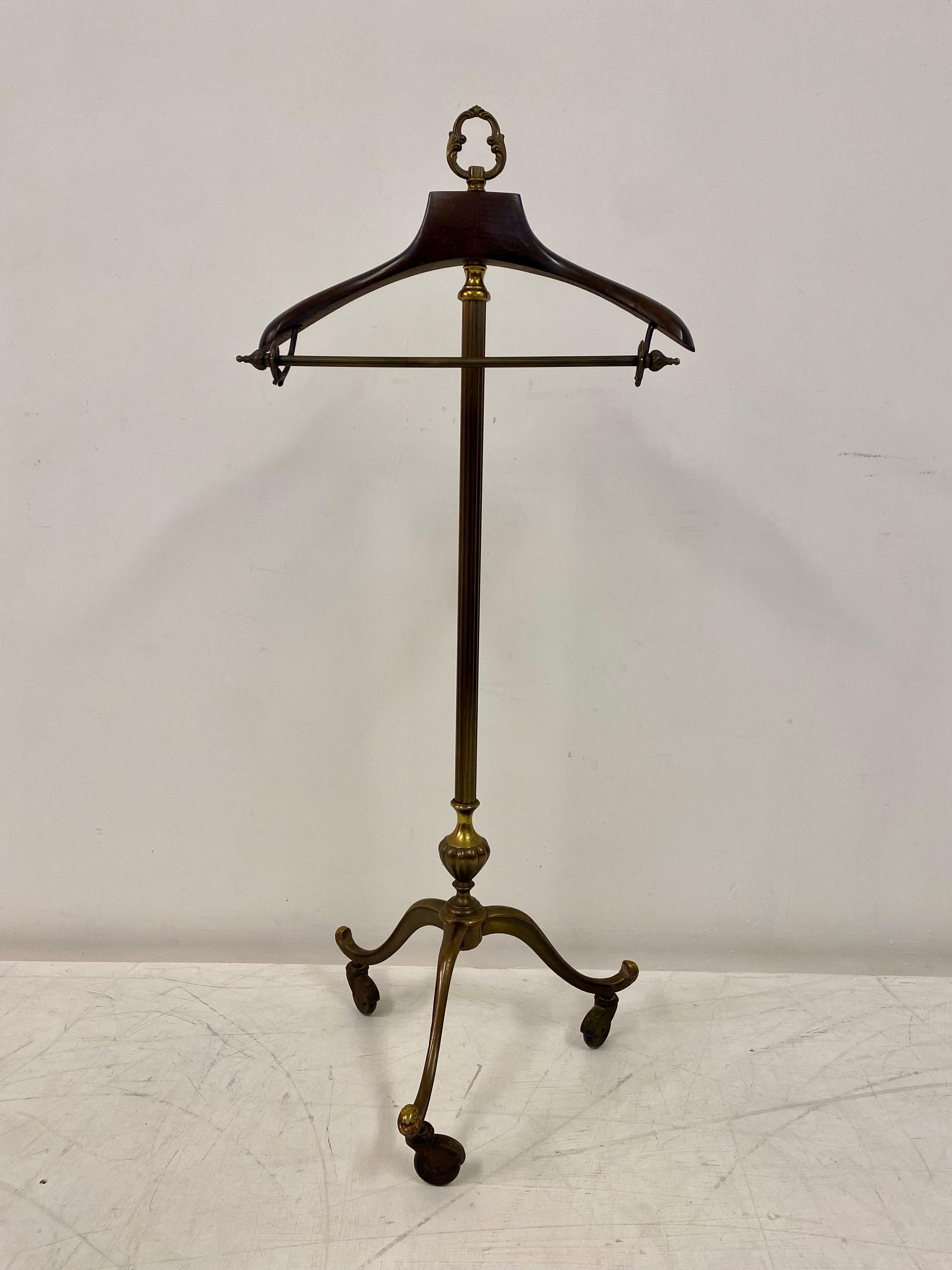 Valet stand

Brass frame

Mahogany hanger

On casters

Early 20th Century Italy.