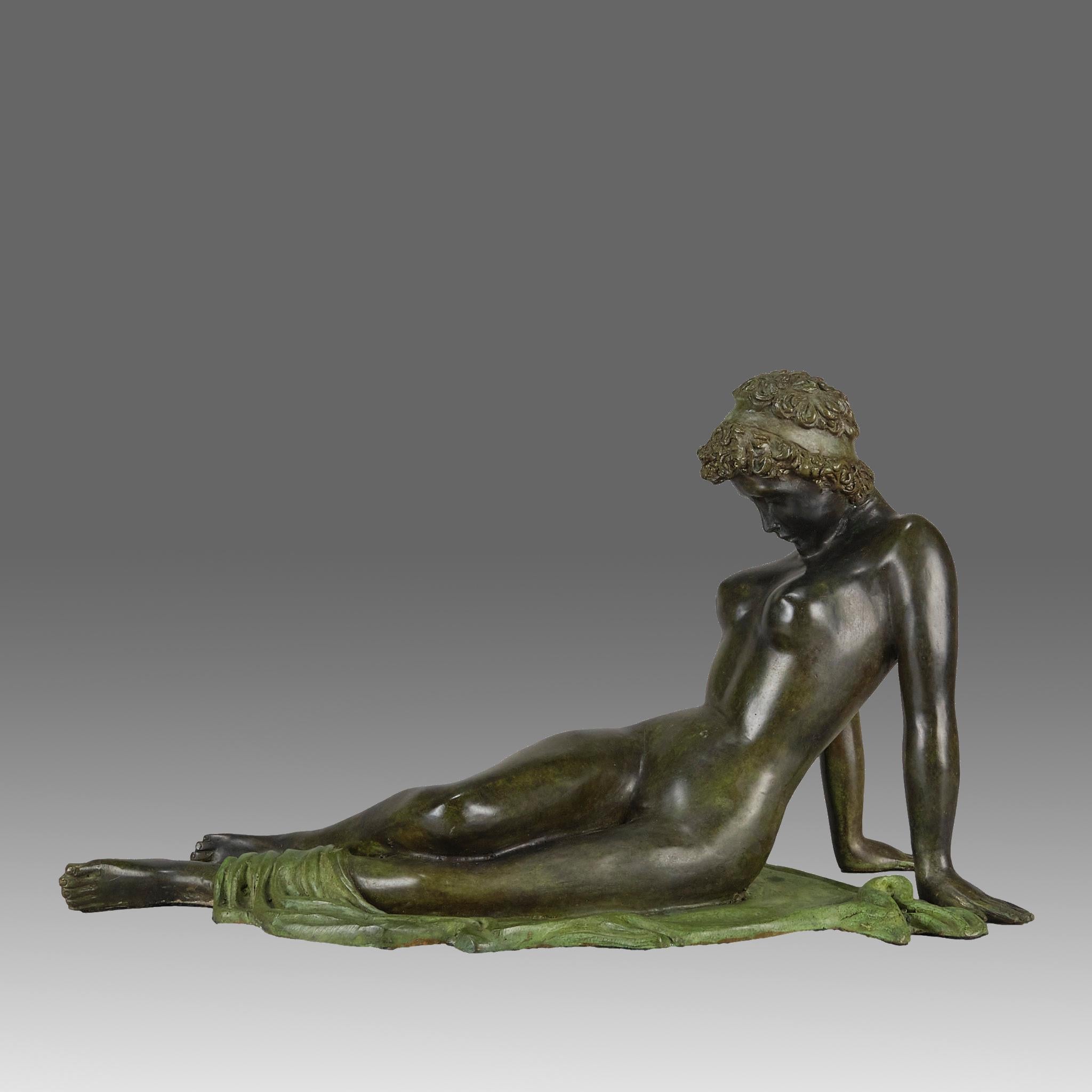Très belle étude en bronze patiné du début du 20e siècle représentant une femme nue se reposant sur un châle avec l'air d'une profonde contemplation. Le bronze présente une très belle couleur verte et brune riche et de bons détails de surface finis