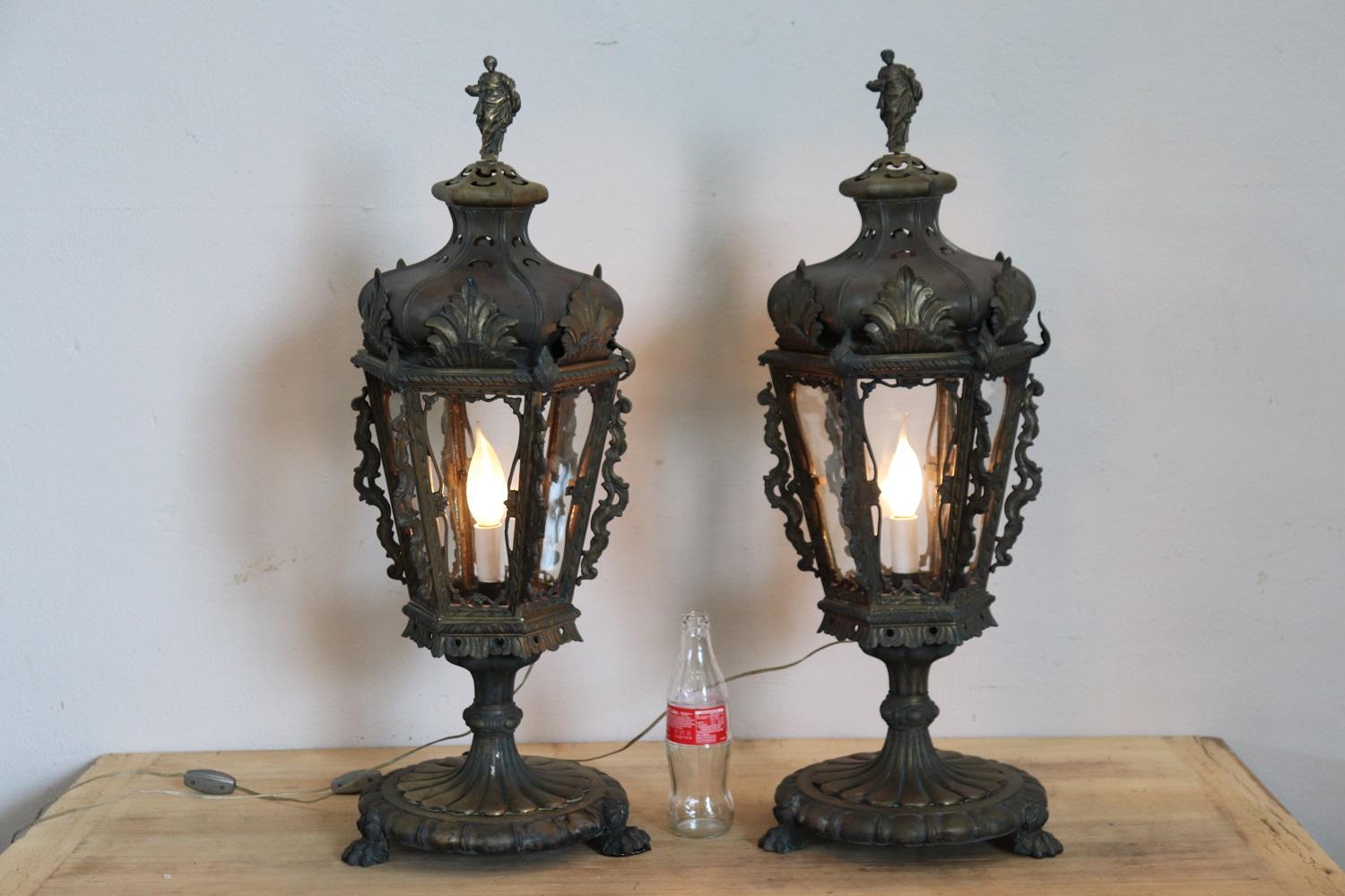 Beautiful early 20th century Italian pair of table lamps or lanterns in bronze. The bronze has acquired a beautiful antique patina. The bronze has an intricately carved decoration.
