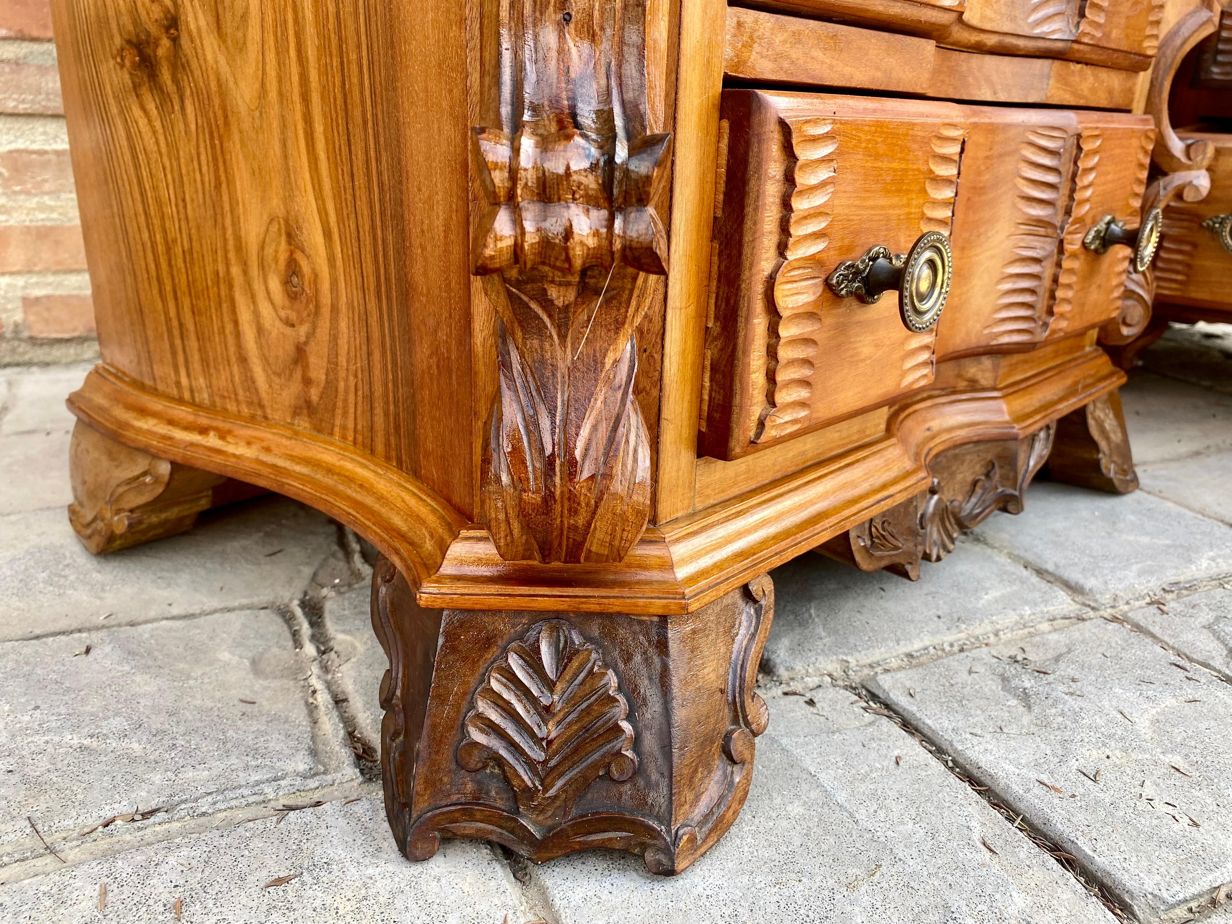 Early 20th Century Italian Burl Walnut and Fruitwood Bedside Commodes, Set of 2 For Sale 4
