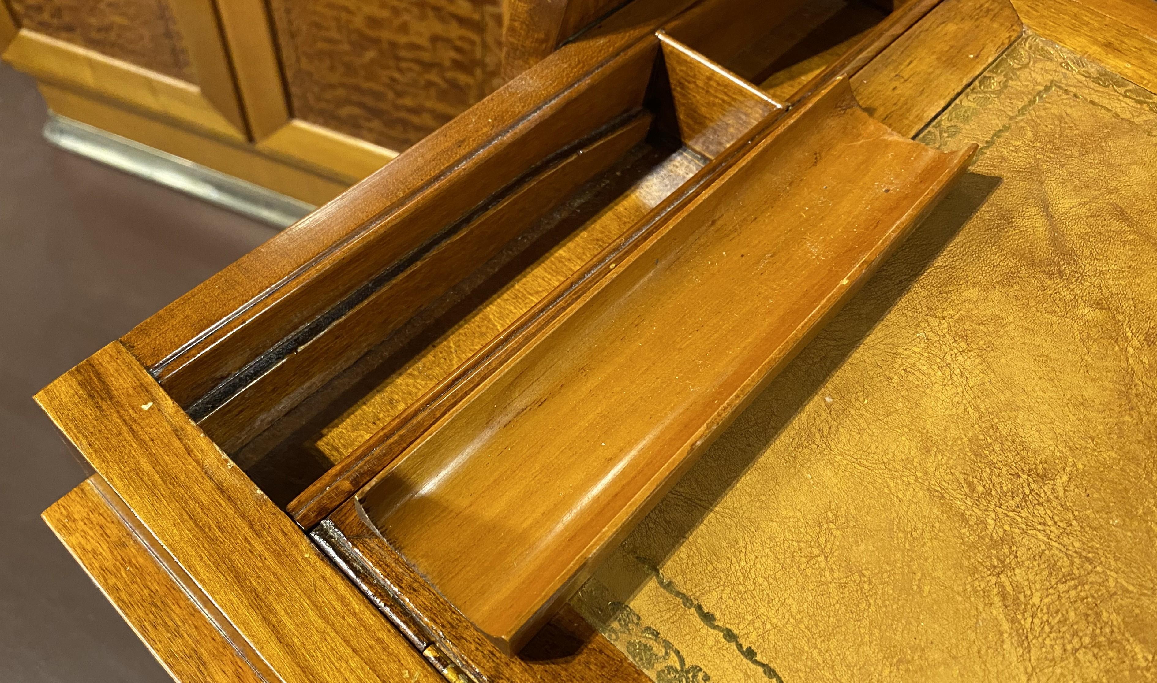 Scrivania Davenport in legno di radica dei primi del Novecento con scomparto segreto in vendita 3