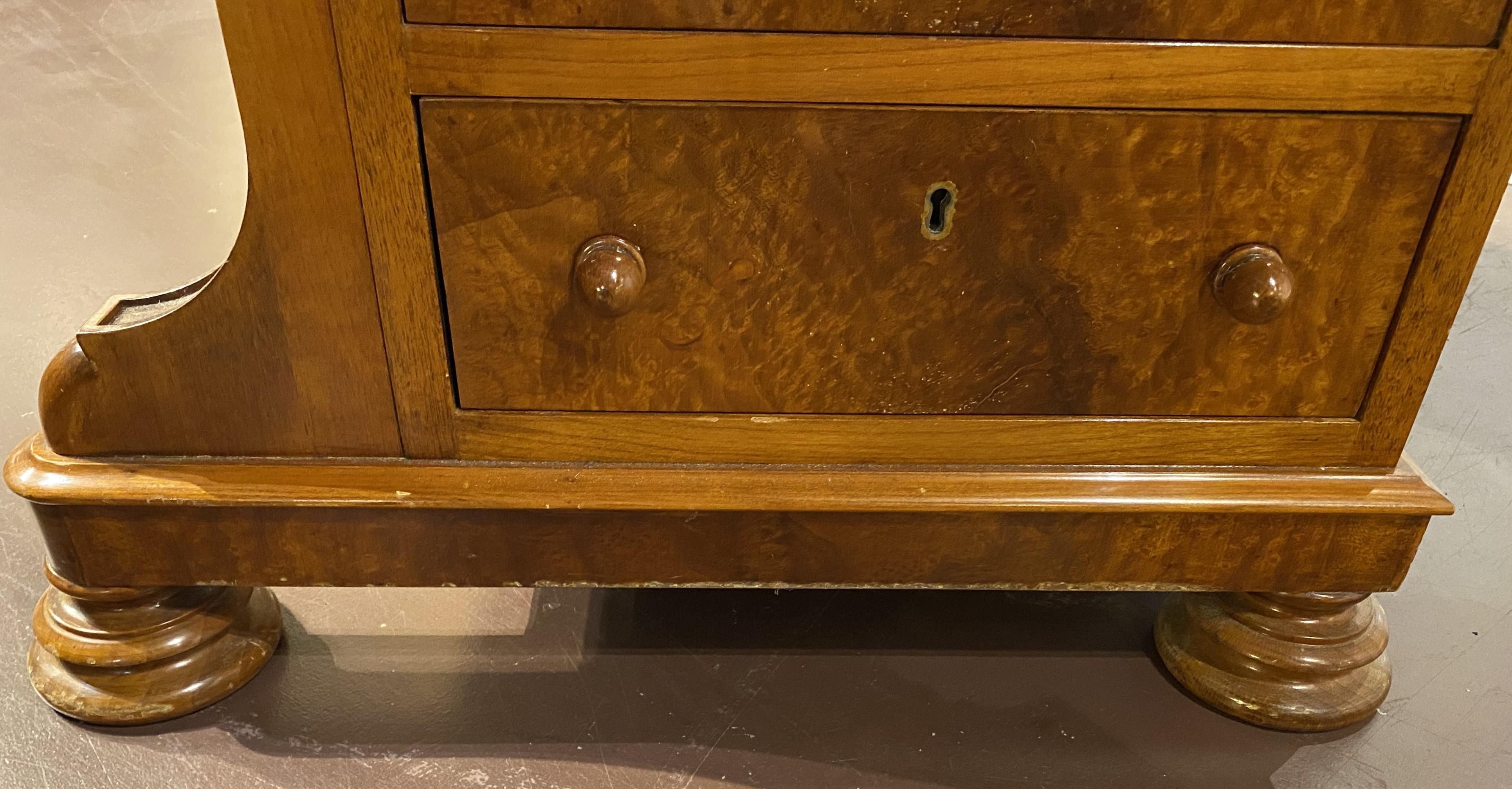 Scrivania Davenport in legno di radica dei primi del Novecento con scomparto segreto in vendita 6