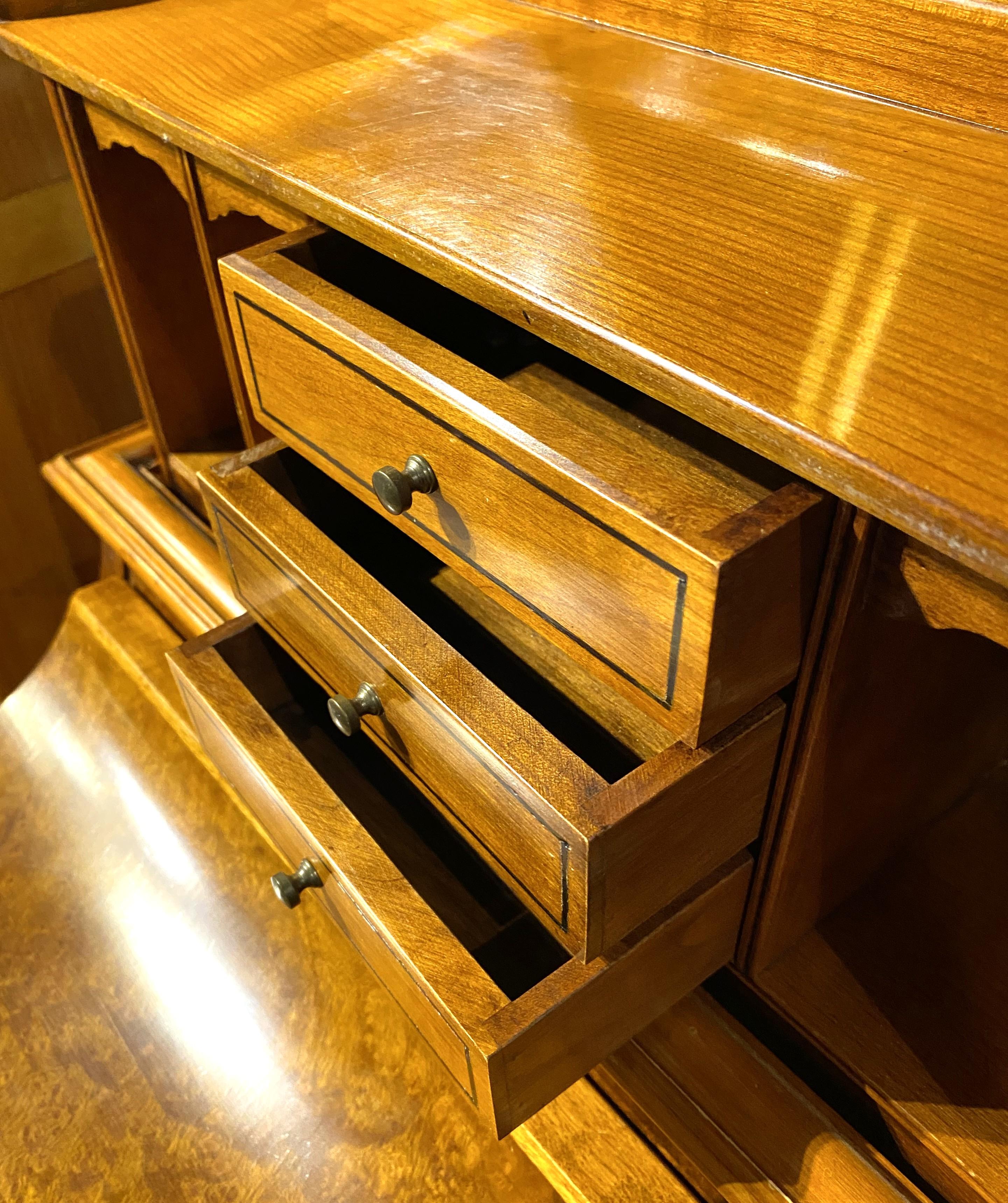 Scrivania Davenport in legno di radica dei primi del Novecento con scomparto segreto in vendita 7