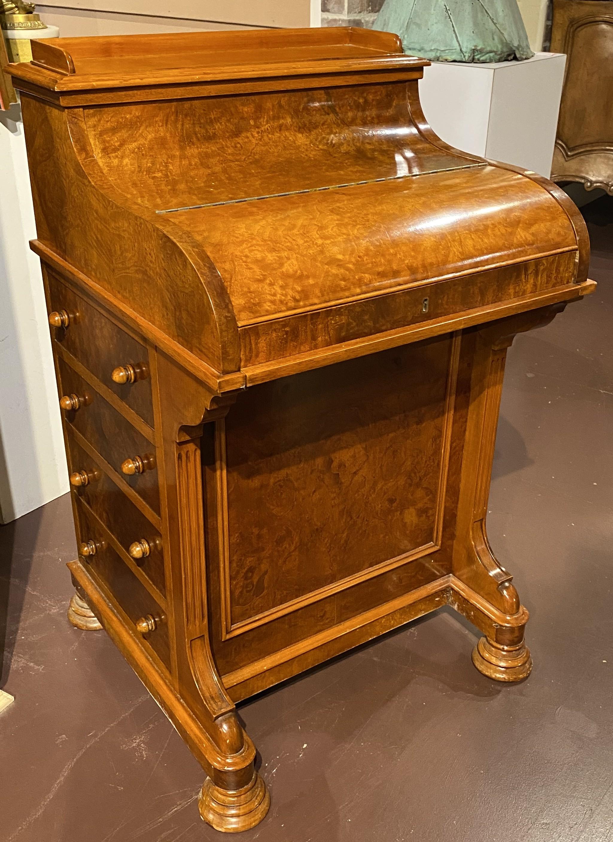 Un bellissimo davenport in legno di radica con piano sollevabile a cerniera che rivela un interno a scomparti, tra cui uno scomparto posteriore segreto nascosto che si solleva con un pulsante di rilascio all'interno del cassetto destro, oltre a un