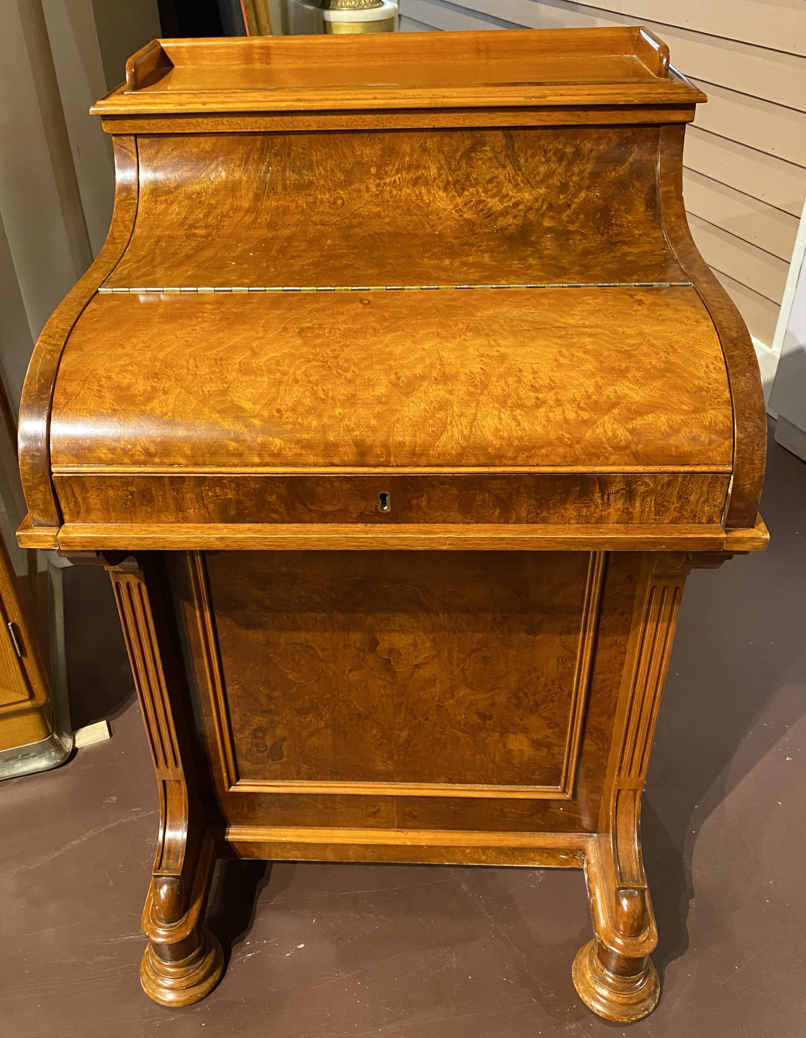 Italiano Scrivania Davenport in legno di radica dei primi del Novecento con scomparto segreto in vendita