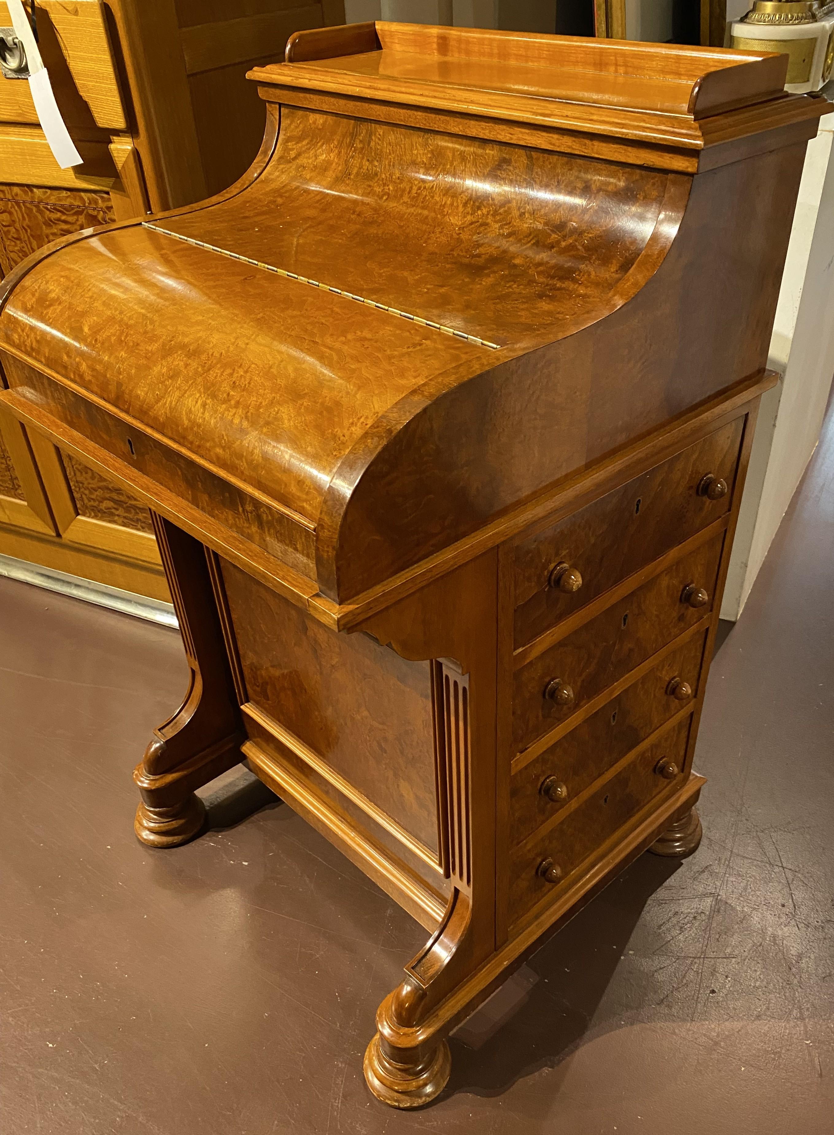 Intagliato a mano Scrivania Davenport in legno di radica dei primi del Novecento con scomparto segreto in vendita