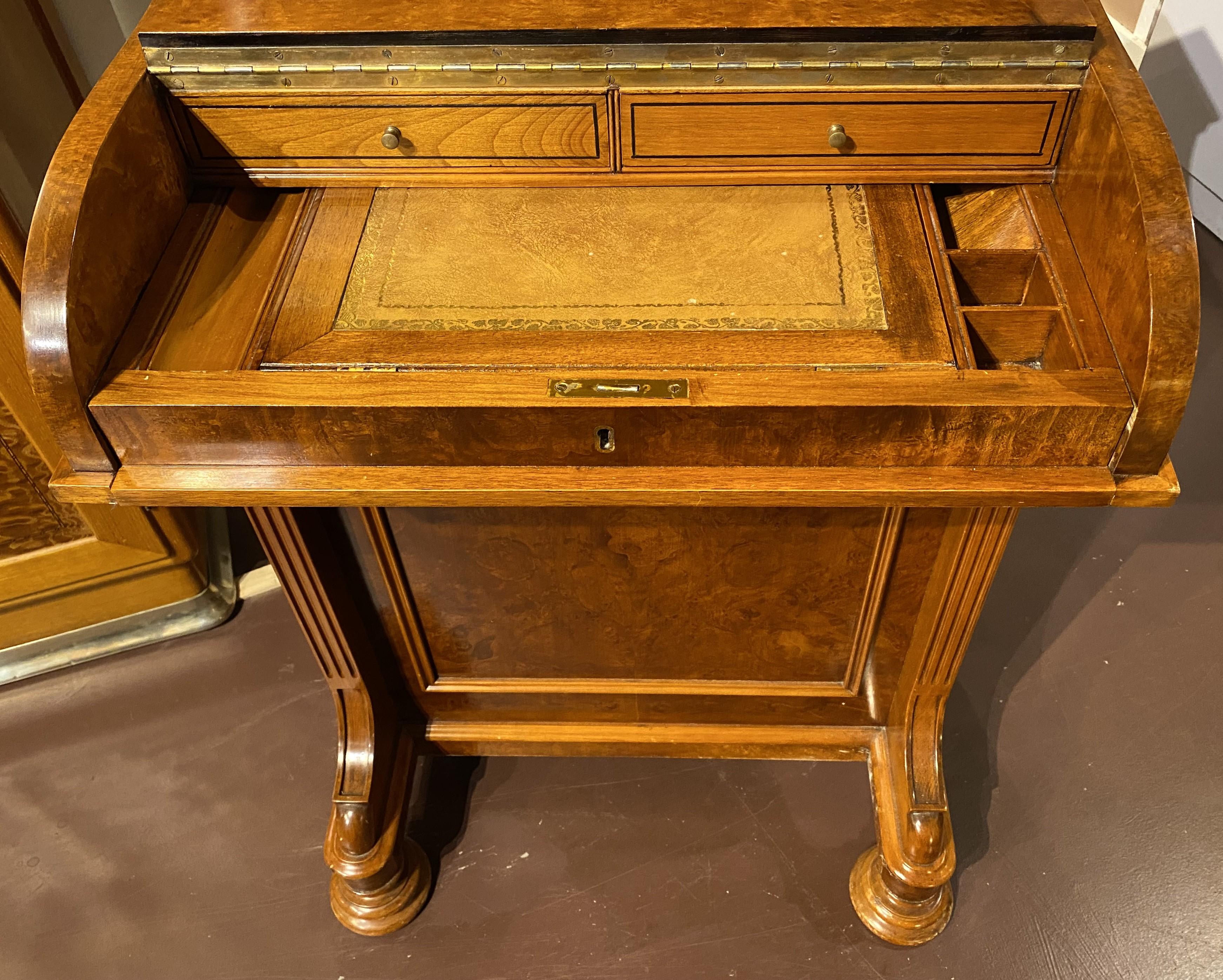 Scrivania Davenport in legno di radica dei primi del Novecento con scomparto segreto In condizioni buone in vendita a Milford, NH