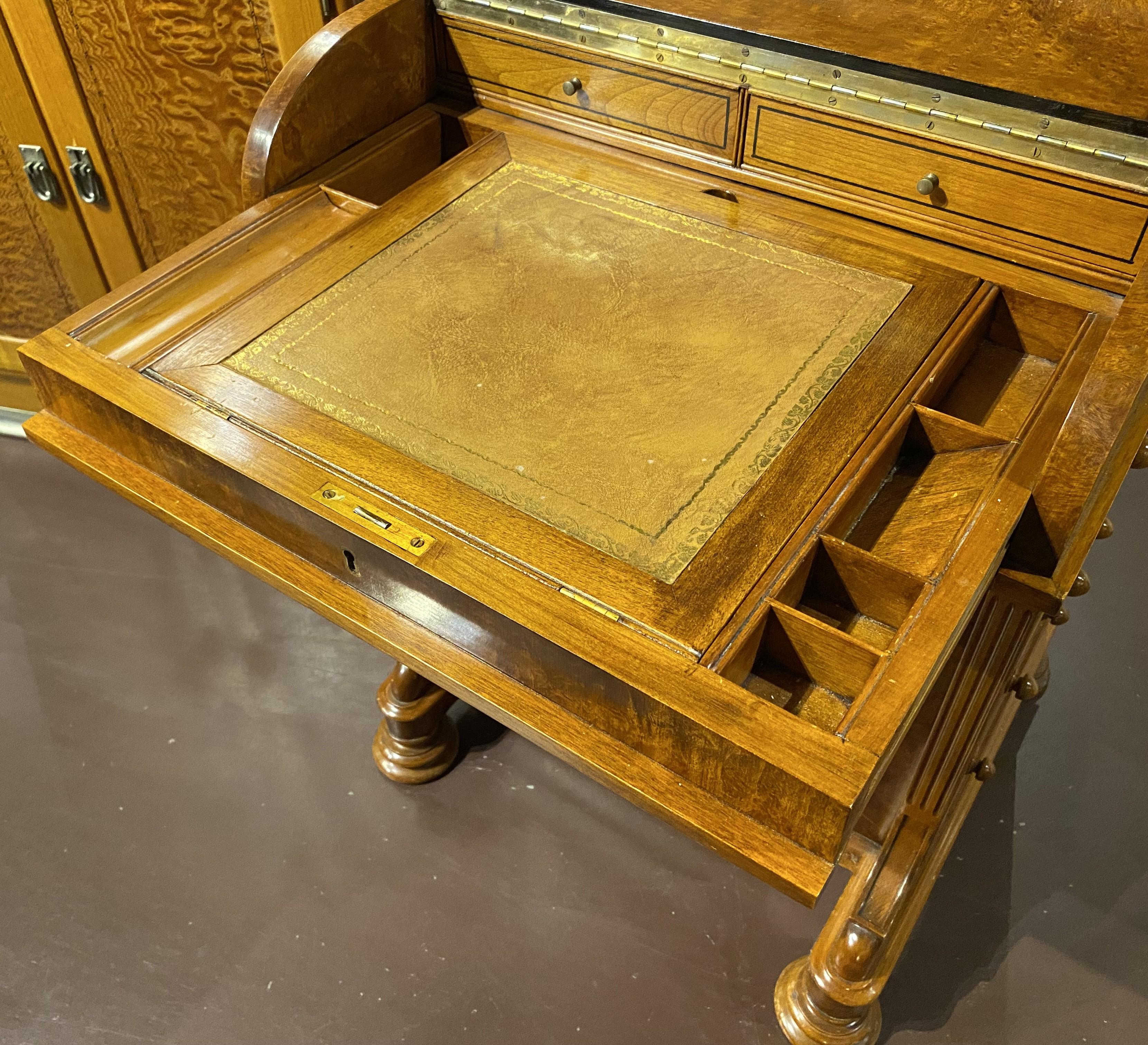 Pelle Scrivania Davenport in legno di radica dei primi del Novecento con scomparto segreto in vendita