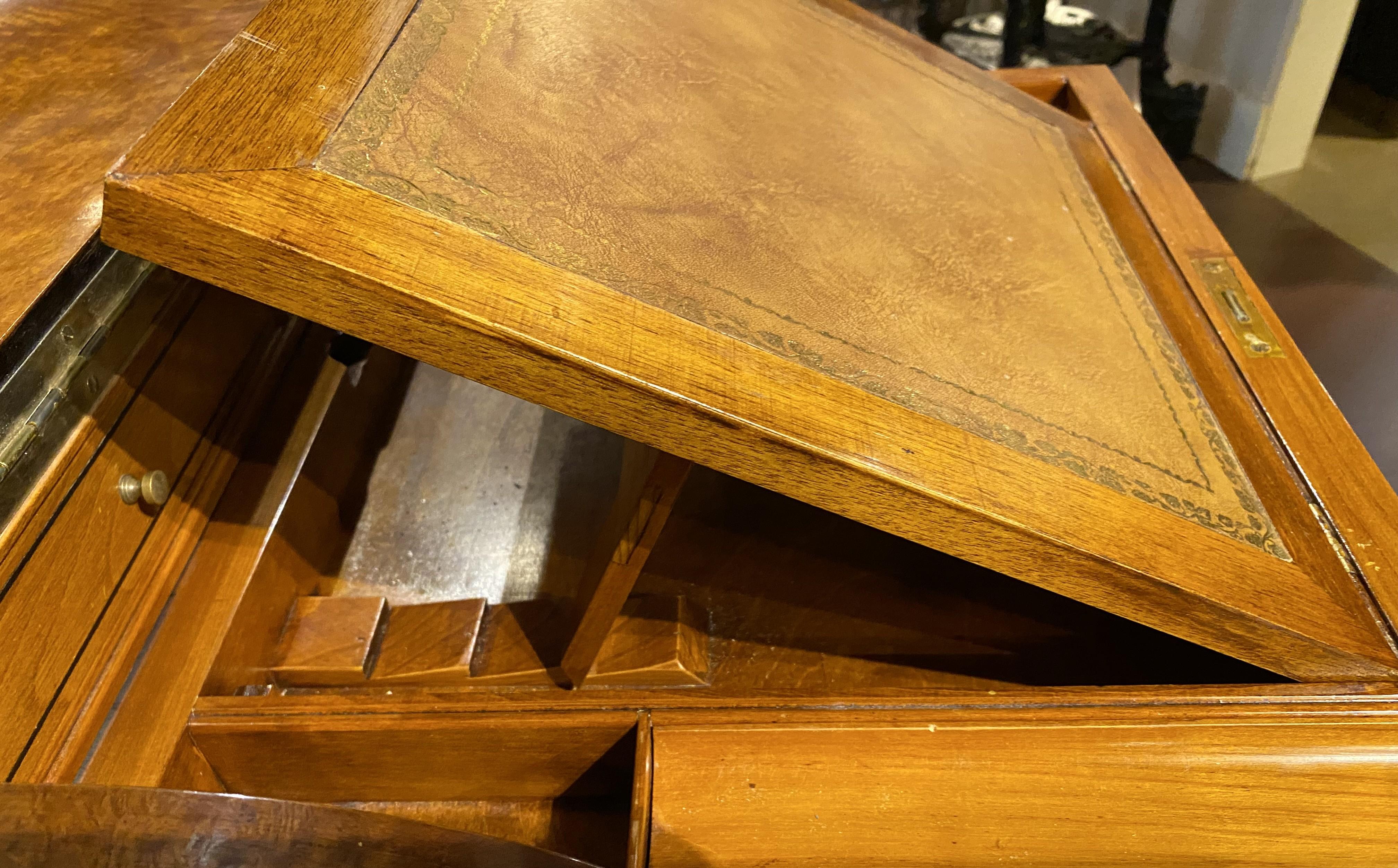 Scrivania Davenport in legno di radica dei primi del Novecento con scomparto segreto in vendita 1