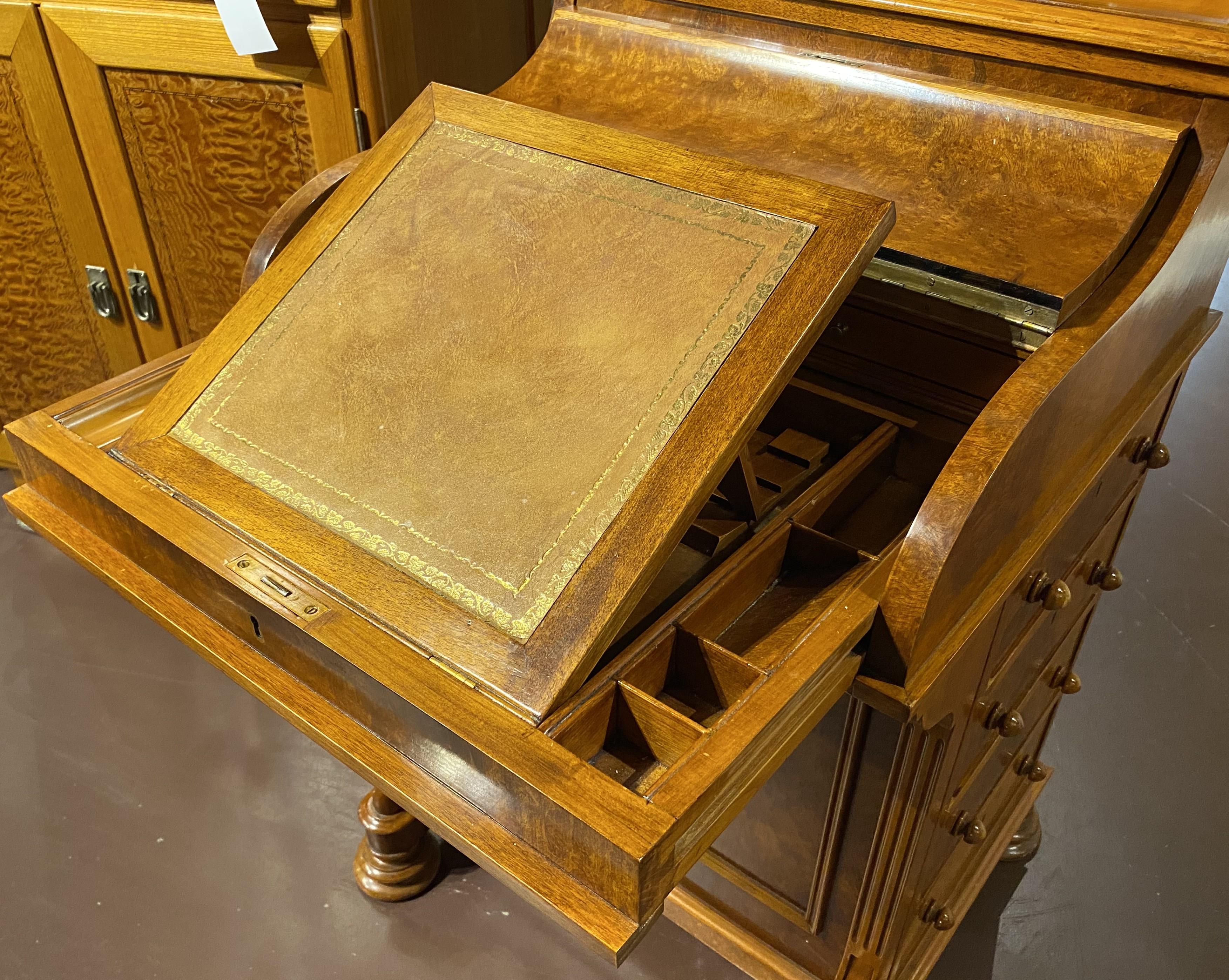 Scrivania Davenport in legno di radica dei primi del Novecento con scomparto segreto in vendita 2