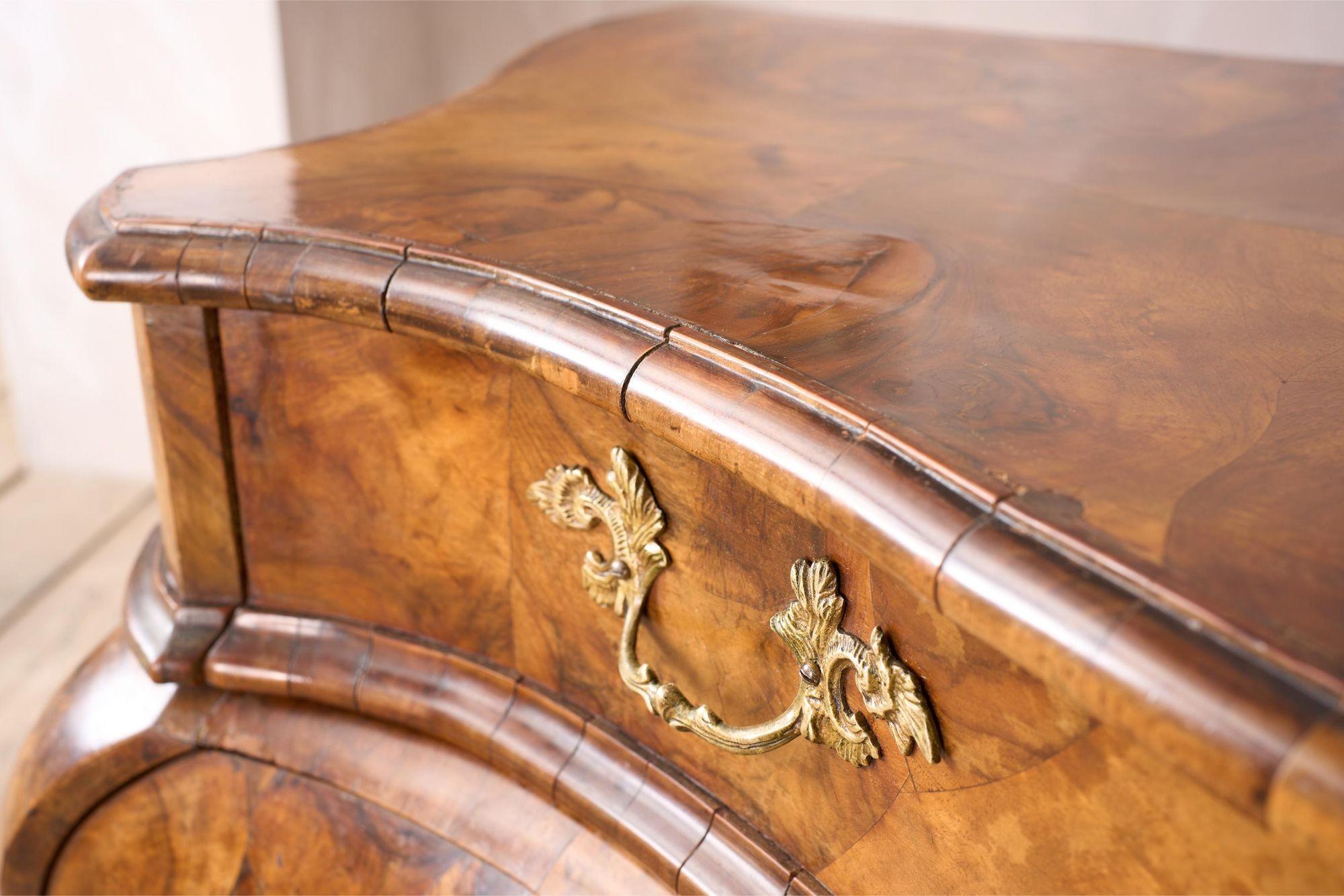 Early 20th century Italian Burr walnut chest of drawers For Sale 7
