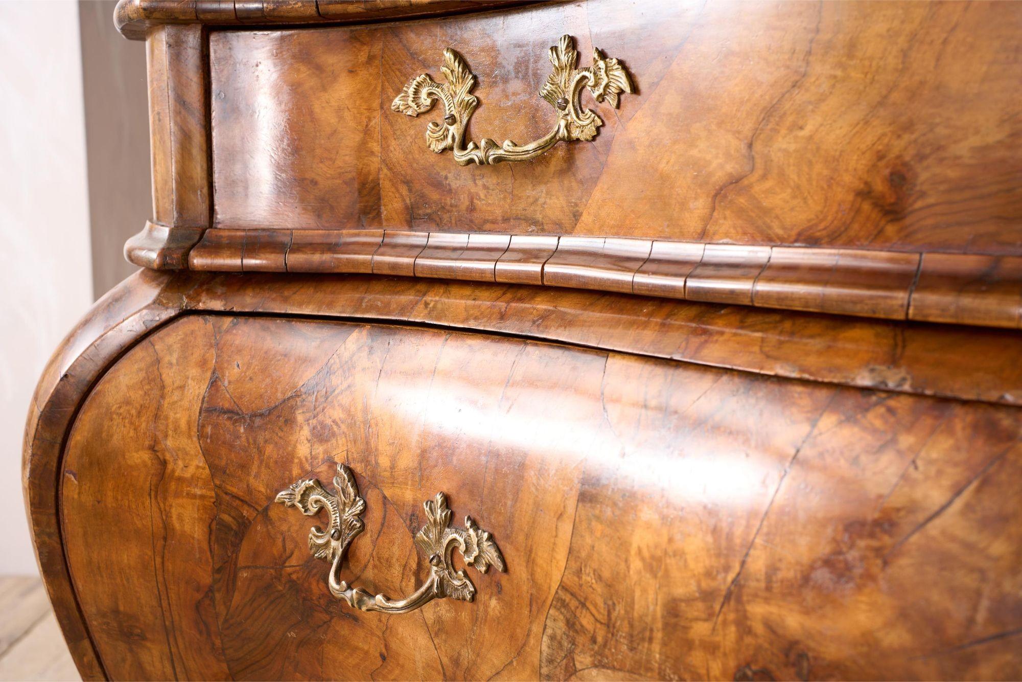 Early 20th century Italian Burr walnut chest of drawers For Sale 8