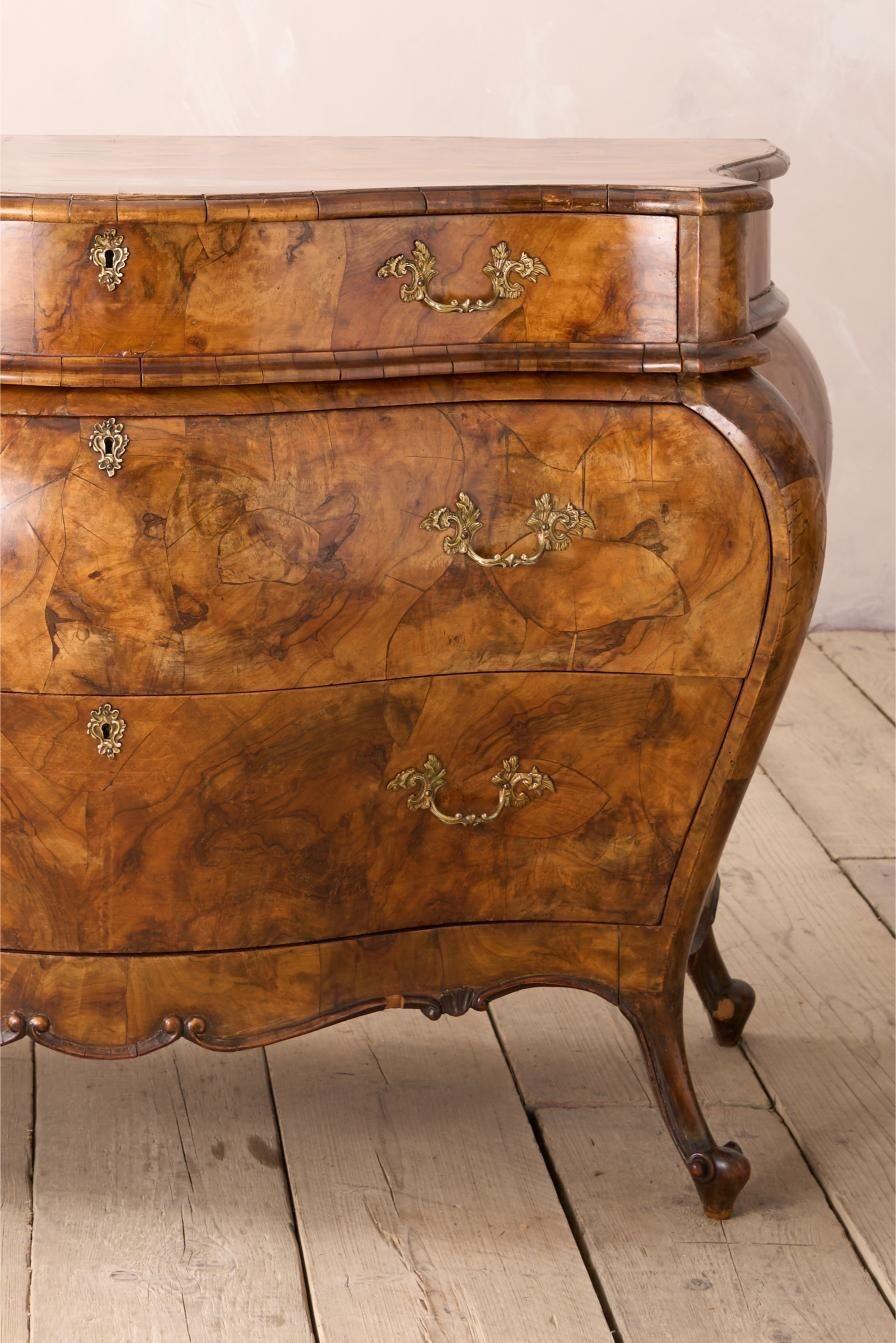 Early 20th century Italian Burr walnut chest of drawers In Excellent Condition For Sale In Malton, GB