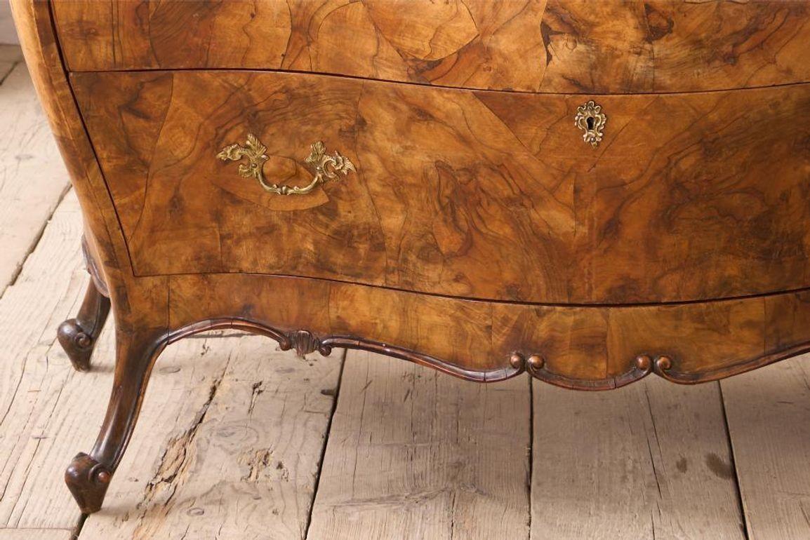 Walnut Early 20th century Italian Burr walnut chest of drawers For Sale
