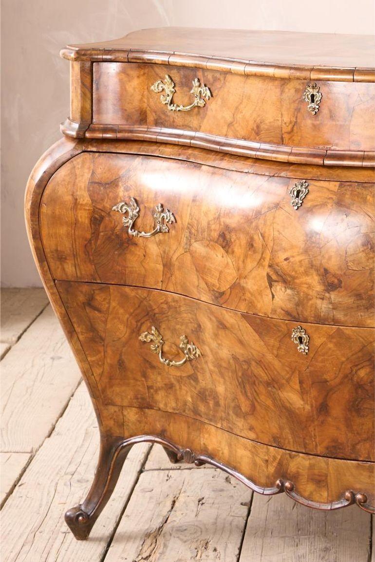 Early 20th century Italian Burr walnut chest of drawers For Sale 2