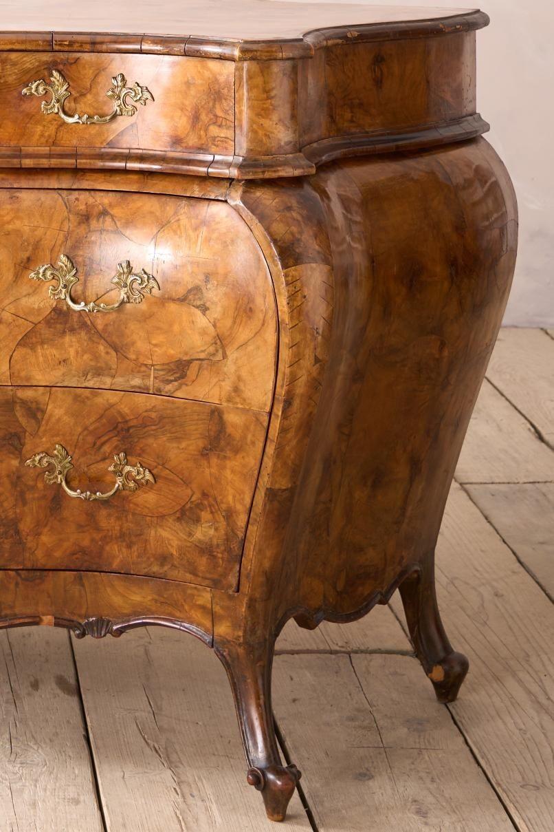 Early 20th century Italian Burr walnut chest of drawers For Sale 3