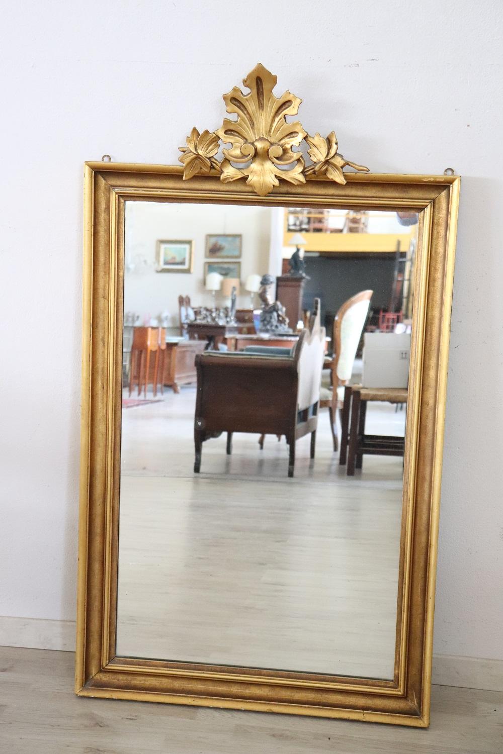 Carved and gilded wood wall mirror with refined decoration. This mirror is perfect for a refined and elegant home. 
 