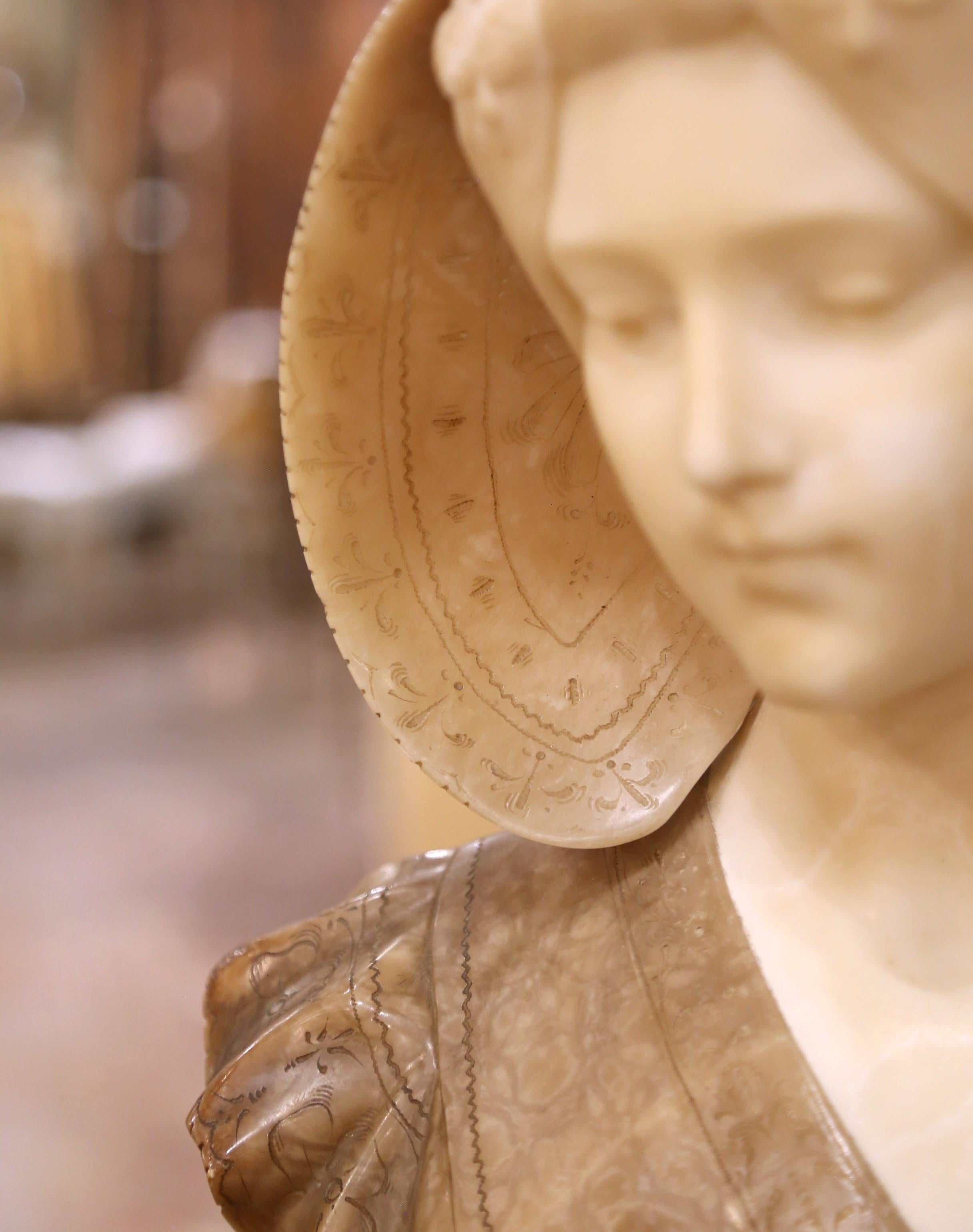 Buste de jeune fille en marbre italien sculpté du début du 20e siècle, signé Pugi en vente 3