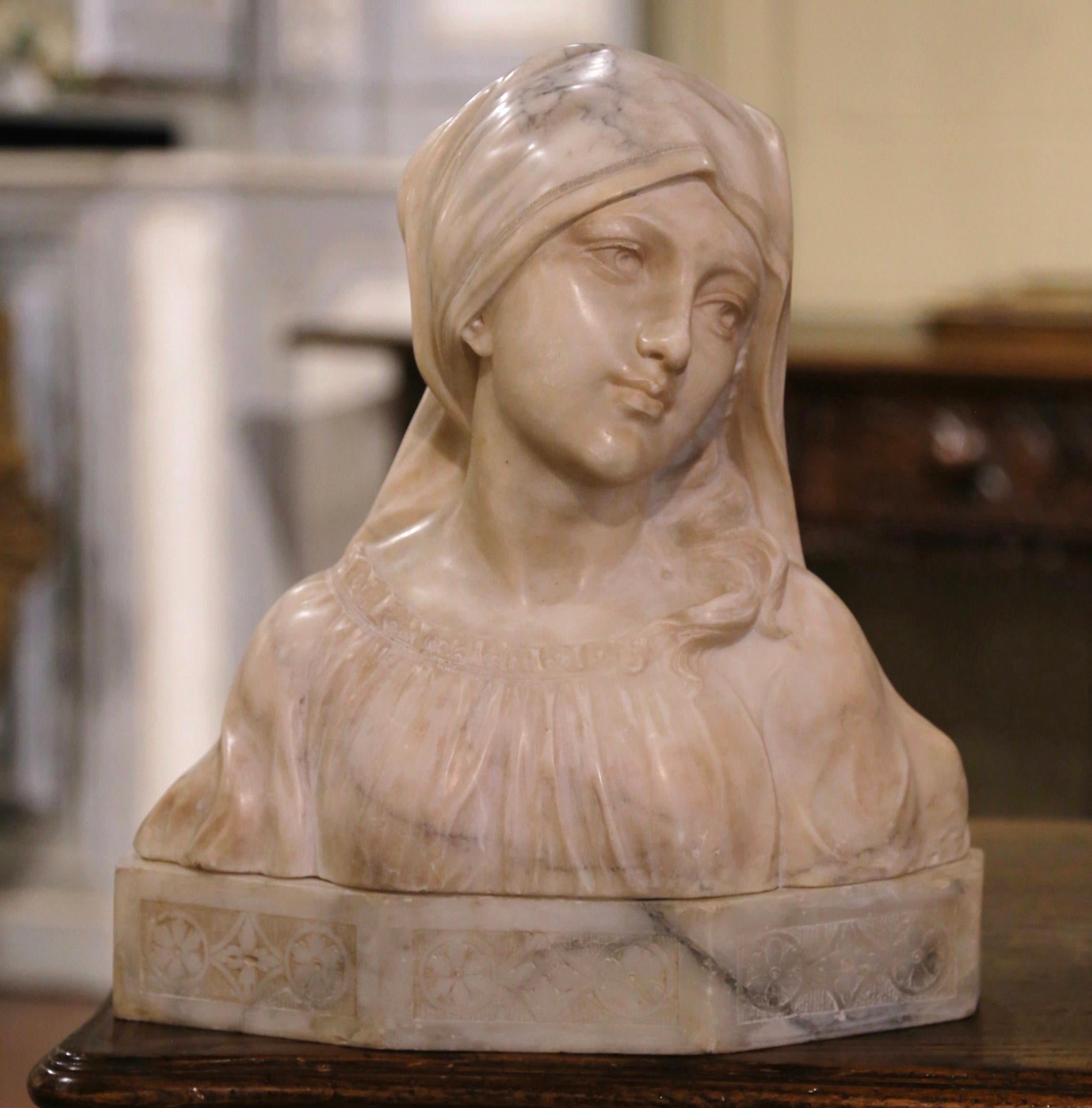 Fabriqué à Florence, en Italie, vers 1910, ce buste en marbre blanc de Carrare en deux parties est une véritable représentation de l'élégance européenne. La sculpture figurative antique, signée au dos par l'artiste A. Cipriani, représente le visage