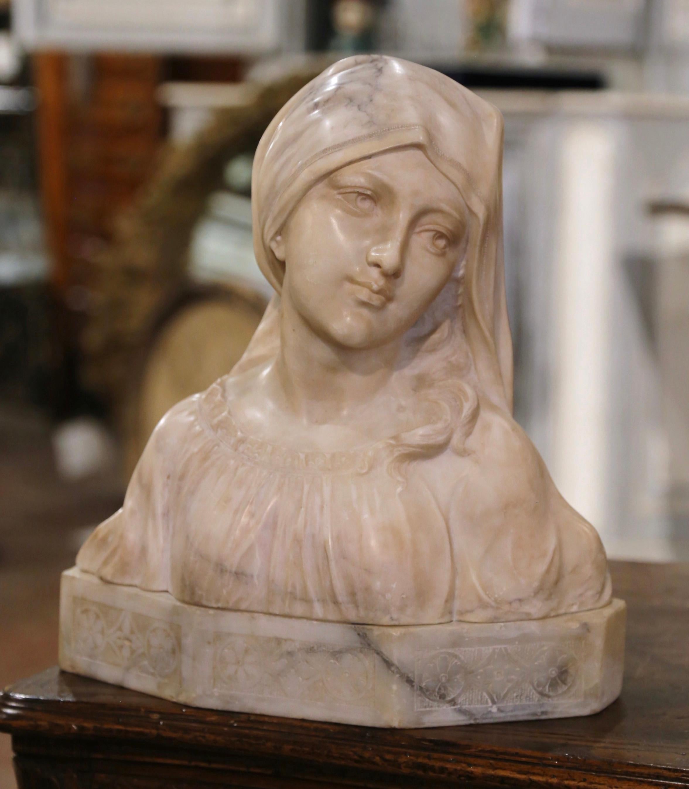 Sculpté à la main Buste de jeune beauté italienne en marbre sculpté du début du 20e siècle signé A. Cipriani en vente