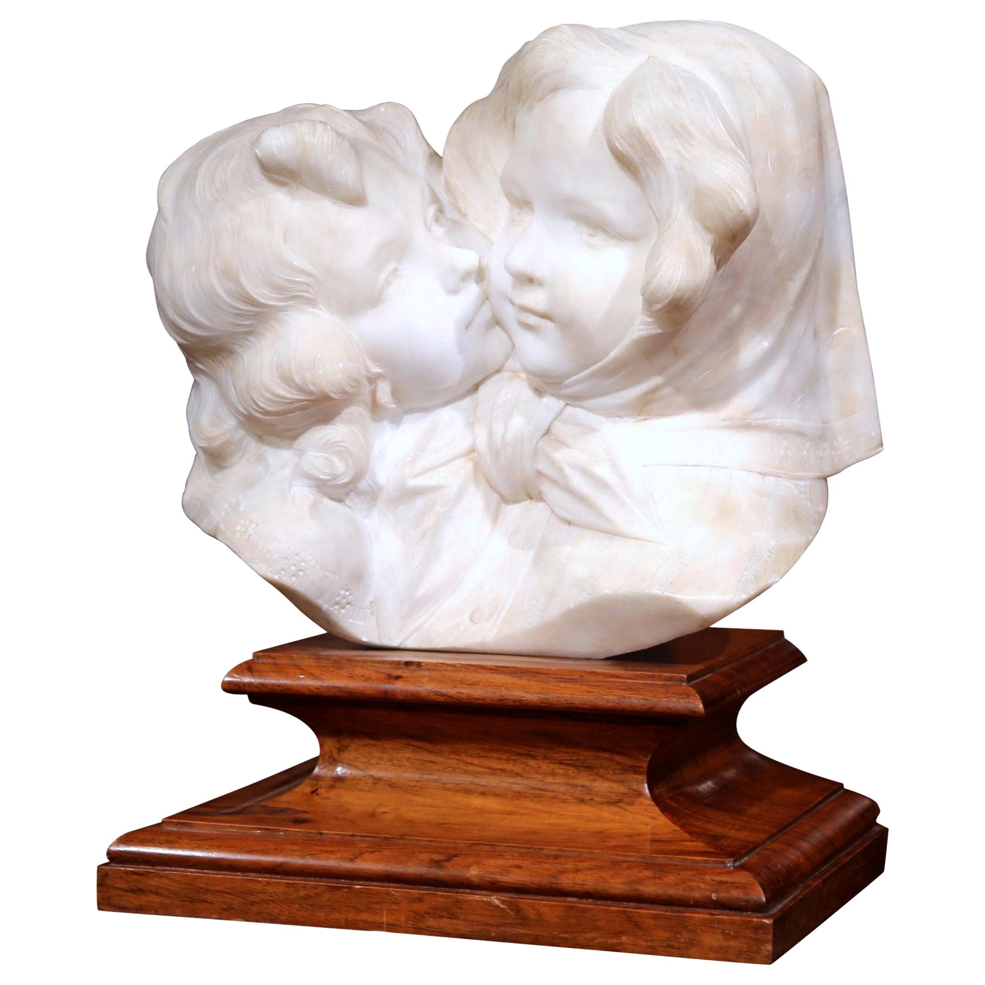 Sculpture italienne en marbre sculpté du début du XXe siècle sur socle en bois signée A. Gory en vente