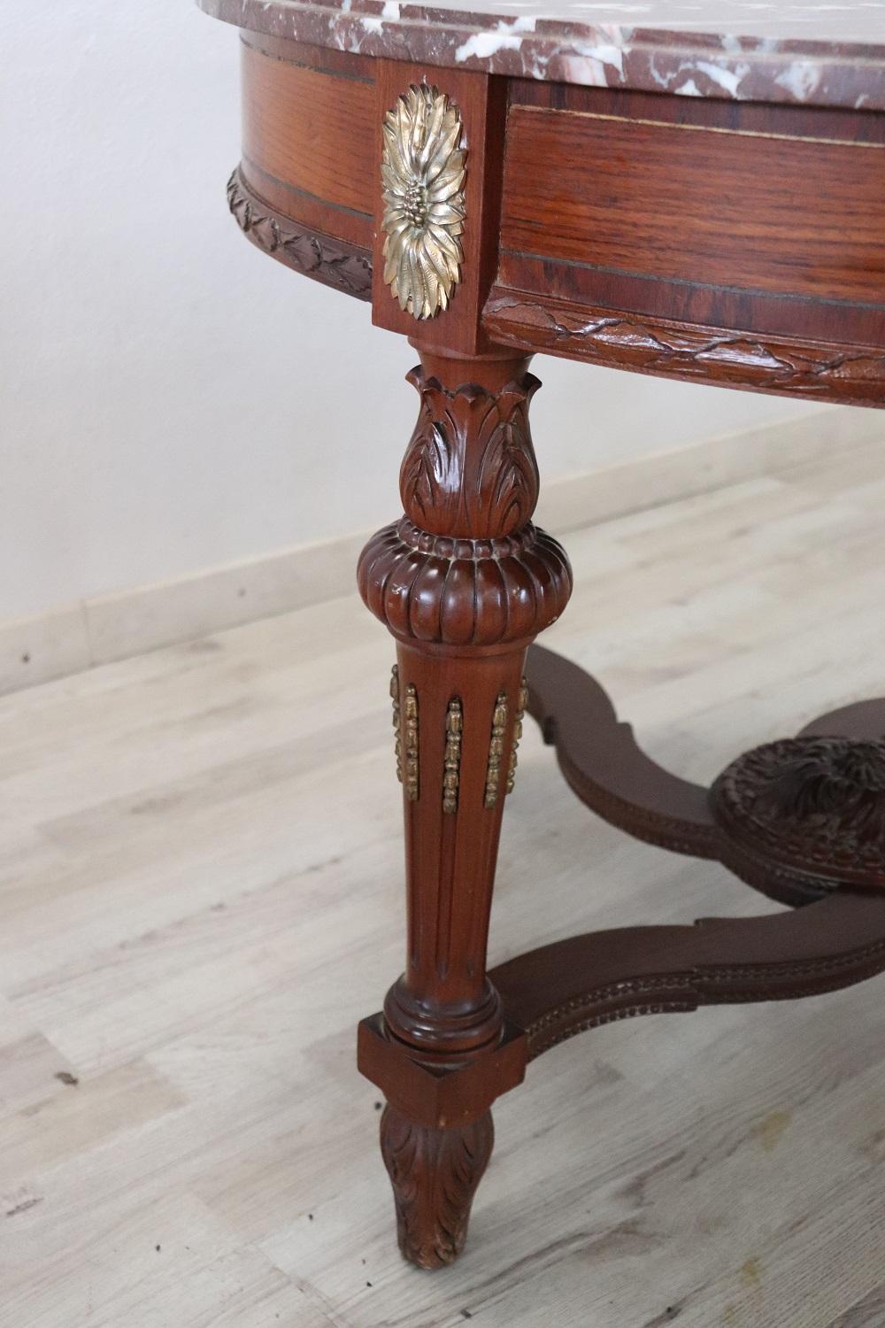 Early 20th Century Italian Carved Walnut Round Center Table with Red Marble Top In Good Condition In Casale Monferrato, IT