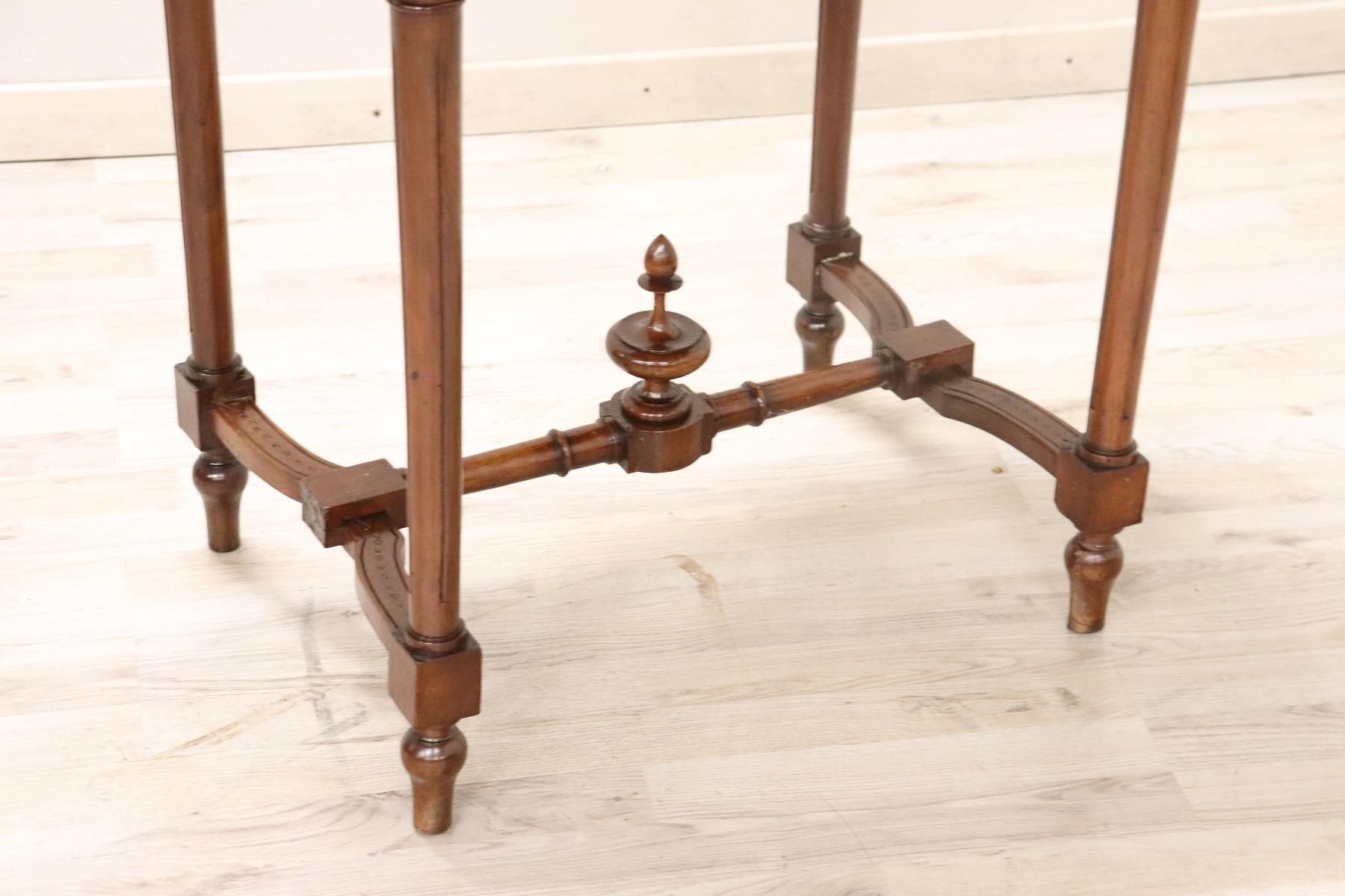 Beautiful side table, 1910s in walnut. Linear and slender legs. Beautiful decoration carved in floral stem wood. Perfect as a side table to display your family photos. The table is in perfect conditions.