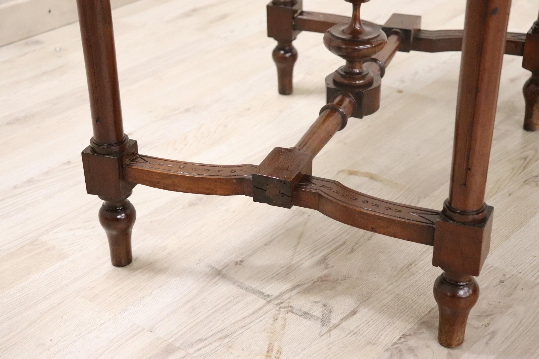 Early 20th Century Italian Carved Walnut Side Table In Good Condition In Casale Monferrato, IT