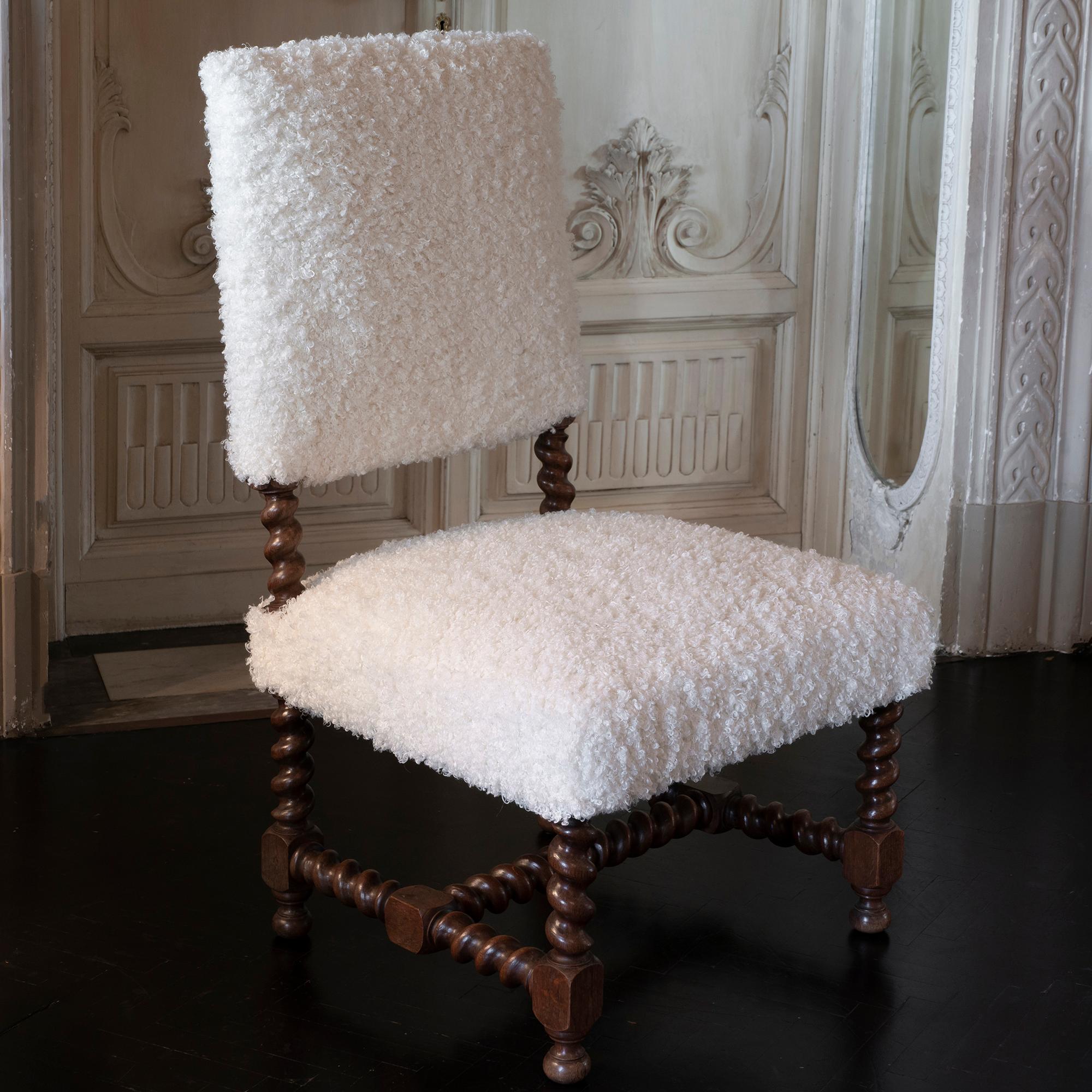 Early 20th century Italian chair, walnut structure with turned legs and perfect vintage patina, newly reupholstered in white curly wool fabric.