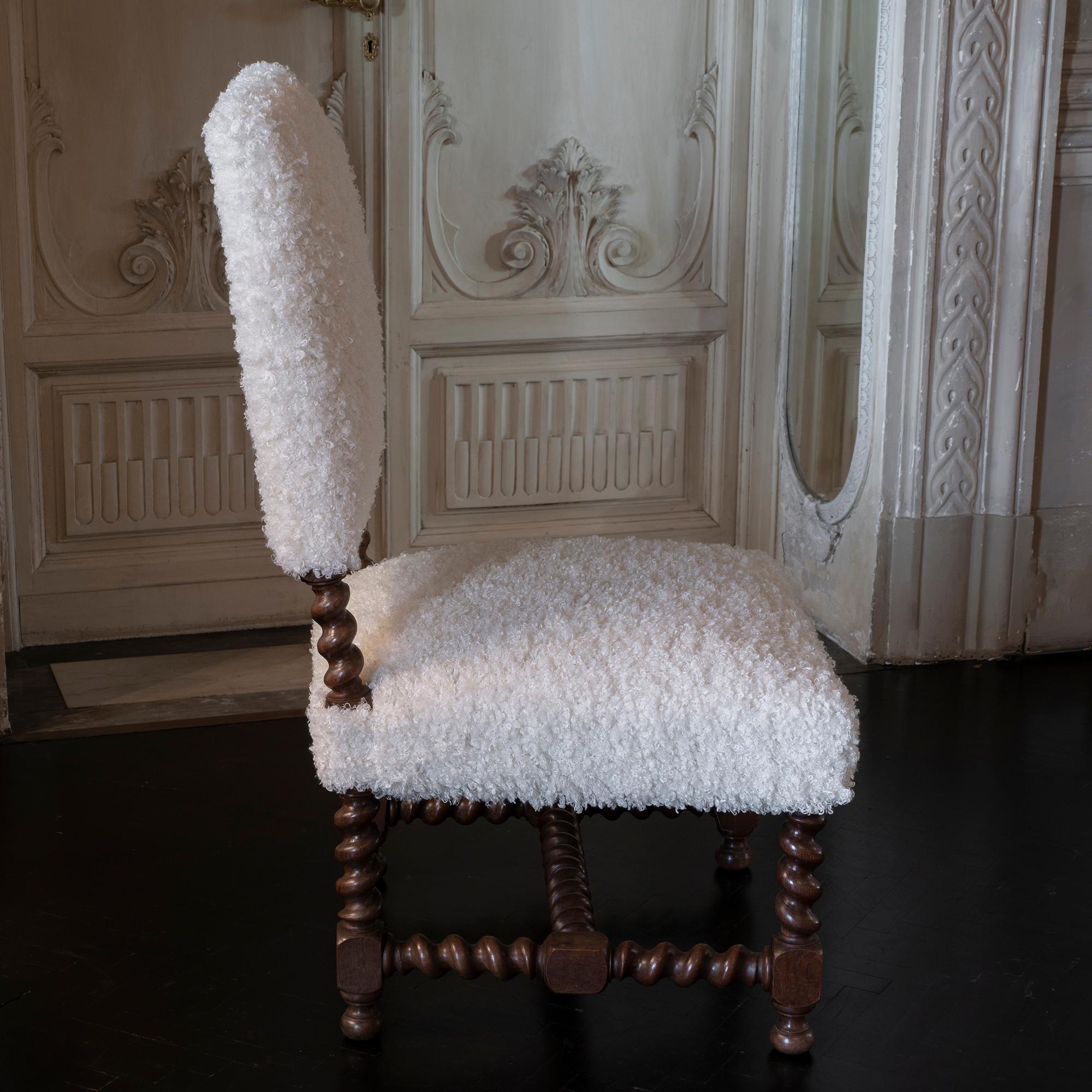 Early 20th Century Italian Chair Walnut and White Curly Wool Fabric 1