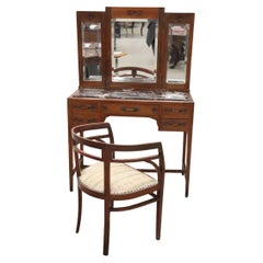 Tocador italiano de madera de cerezo de principios del siglo XX con sillón